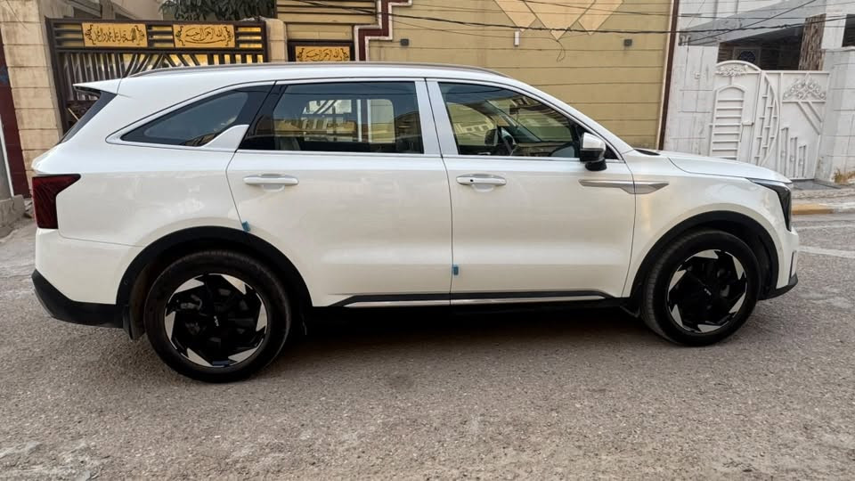 السلام عليكم
Kia Sorento 2025 
فول مواصفات رقمها اربيل 
ماشية ١٢ الف 
السيارة مكفولة كفالة عامة من كلشي 

خمس كاميرات
كشنات جلد تدفئة تبريد
تسخين تبريد
بانوراما 
شحن لاسلكي
داتا شو 
الصندوق الخلفي كهربائي
ويل ١٩ 
حساسات جانبية
٦ سلندر 
كير ماوس 
بريك طوارىء خلفي( اي شي خلف السيارة تلزم بريك تلقائيا)
تبريد ٣ قطع
٧ راكب 
ضمان ٥ سنوات
السيارة مدوشمة دوشمة اصلية

السيارة زيرو من الشركة على ايدي

مكاني ديوانية 
للاستفسار خاص او واتساب ***********
