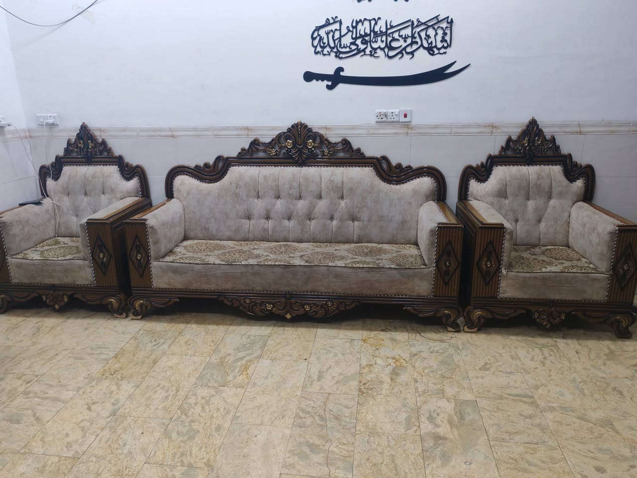 سلام عليكم تخم  10 مقعاد اخو جديد نشافتة ٩٠ بل مية تخم ملكي تفصال تخم يخبل السعر 1150  وبي مجال العنوان بغداد الكمالية رقم ***********
