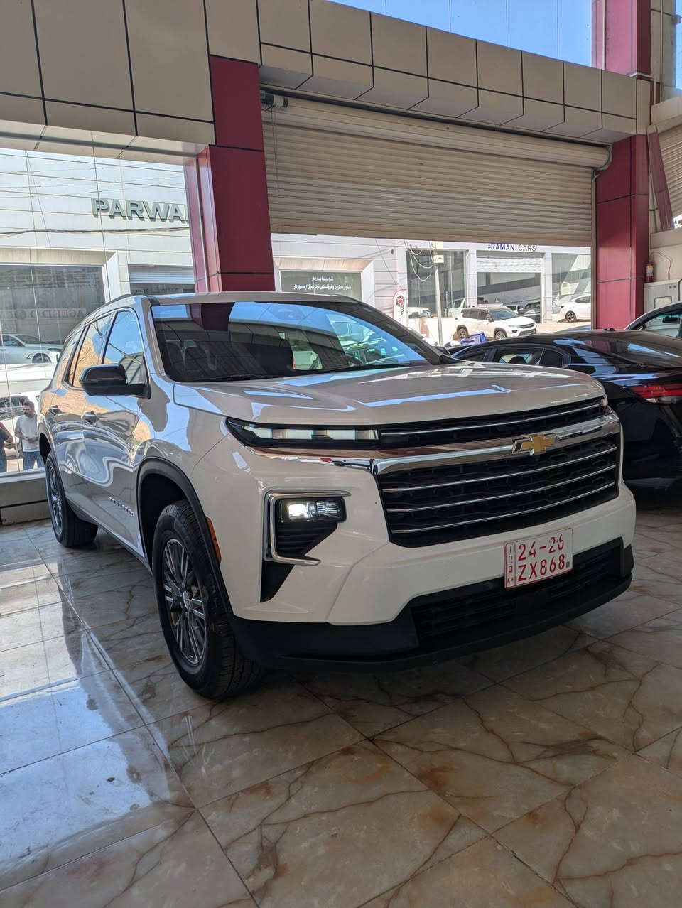 CHEVROLET TRAVERSE LT 2024 AWD
محرك 4 سلندر 2.5 توربو
​​مصابيح أمامية وخلفية LED بالكامل بتصميم نحيف وعصري.
​الباب الخلفي: باب كهربائي يدعم تقنية الاستشعار الذكي فتح تلقائي عند الاقتراب.
شاشة ترفيه ضخمةAppe CarPlay و Android Auto لاسلكياً.
​شاشة العدادات: شاشة رقمية بالكامل أمام السائق 
 7 مقاعد (مع مقاعد منفصلة في الصف الثاني
مقعد السائق قابل للتعديل كهربائياً بـ 8 اتجاهات مع دعم المنطقة القطنية.
​المميزات: شاحن لاسلكي للهواتف، تشغيل عن بعد، عجلة قيادة مكسوة بالجلد، ومنافذ USB في جميع الصفوف.
​نظام الفرملة التلقائية في حالات الطوارئ مع كشف المشاة وراكبي الدراجات
​نظام المساعدة على البقاء في المسار مع التحذير عند المغادرة
​نظام تنبيه النقطة العمياء ومساعدة التوجيه في المنطقة العمياء
نظام تنبيه حركة المرور الخلفية والكبح التلقائي الخلفي
​نظام تثبيت السرعة التكيفي
​كاميرا الرؤية المحيطية بدقة عالية
جاملغ وباب سائق و نصف باب خلفي صبخ بدون دواخل بدون ارباك . موضح بالصور
سيارة بدون رقم تترقم محافظات الاقليم . سيارة موجودة بمعارض دهوك .
سعر 310 و مجال
رقم شاصي 
1GNEVGKS9RJ188823
رقم موبايل ***********
