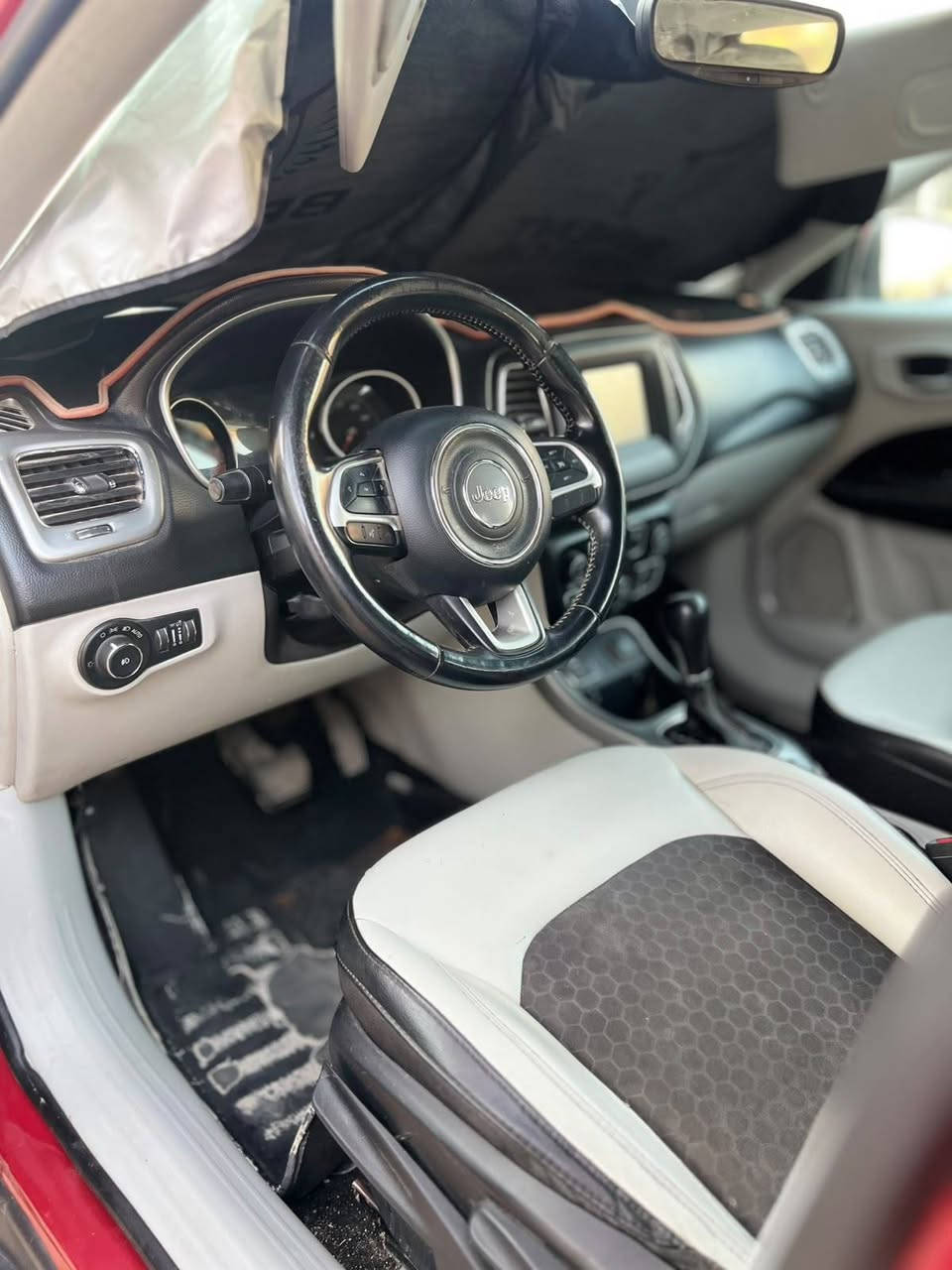 Jeep Compass Latitude 2018. جيب كومباس 2018 
اللون: أحمر
المحرك: 2.4L Tigershark MultiAir2،  سلندر4
القوة: 180 حصان
القير: أوتوماتيك 6 سرعات
الدفع: أمامي FWD
الوقود: بنزين
عدد المقاعد: 5
شاشة Uconnect مع Bluetooth
فتحة بالسقف 
تحكم ستيرن 
كاميرا خلفية
السعر: ١٠٠ ورقة 
العنوان:بابل
للاستفسار الاتصال على الرقم حصراً:
***********
