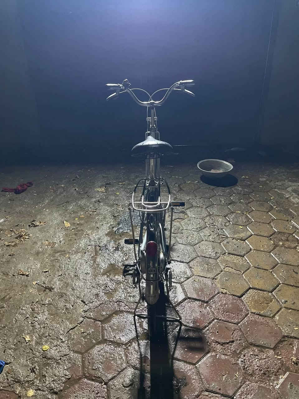 اخوان بايسكل بناتي للبيع الباسيكل نضيف وجديد بعده استخدمته مده قليله مابي عطل بس تاير خلفي يرادله نفخ 
كدامكم البايسكل بل صور
تواصل ***********
واتساب ***********
