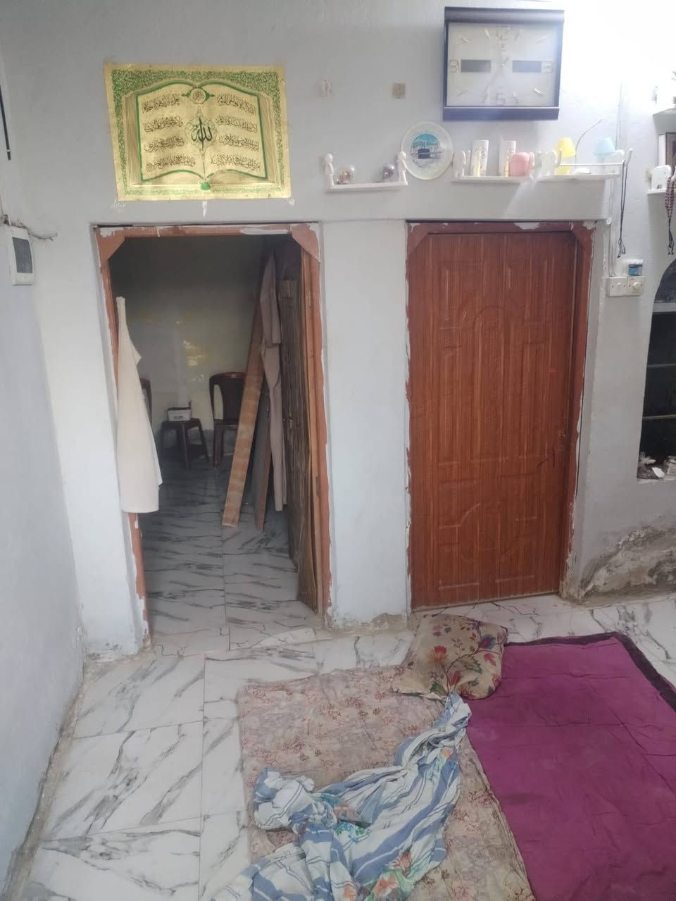 السلام عليكم بيت زراعي عبر صيطرة نسيج  ورة محلات علي عنجور  مسافة عن شارع ٢٠٠ متر مساحة البيت ١٠٠ متر مربع يتكون من غرفتين وصاله مطبخ حمامات دوج الرقم البيت***********
