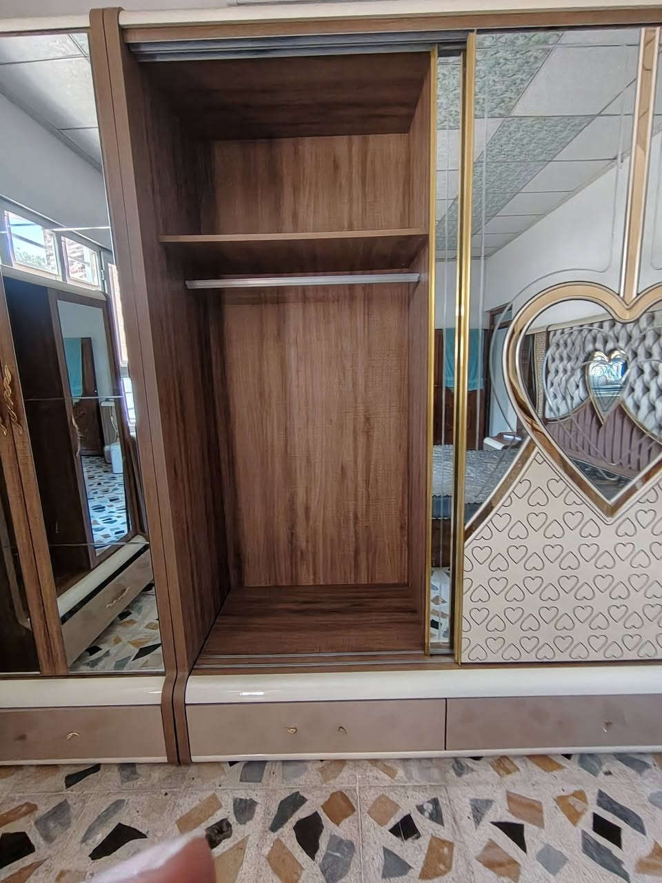 غرفه تركي للبيع ضخمه التواصل خاص او على الرقم ***********
