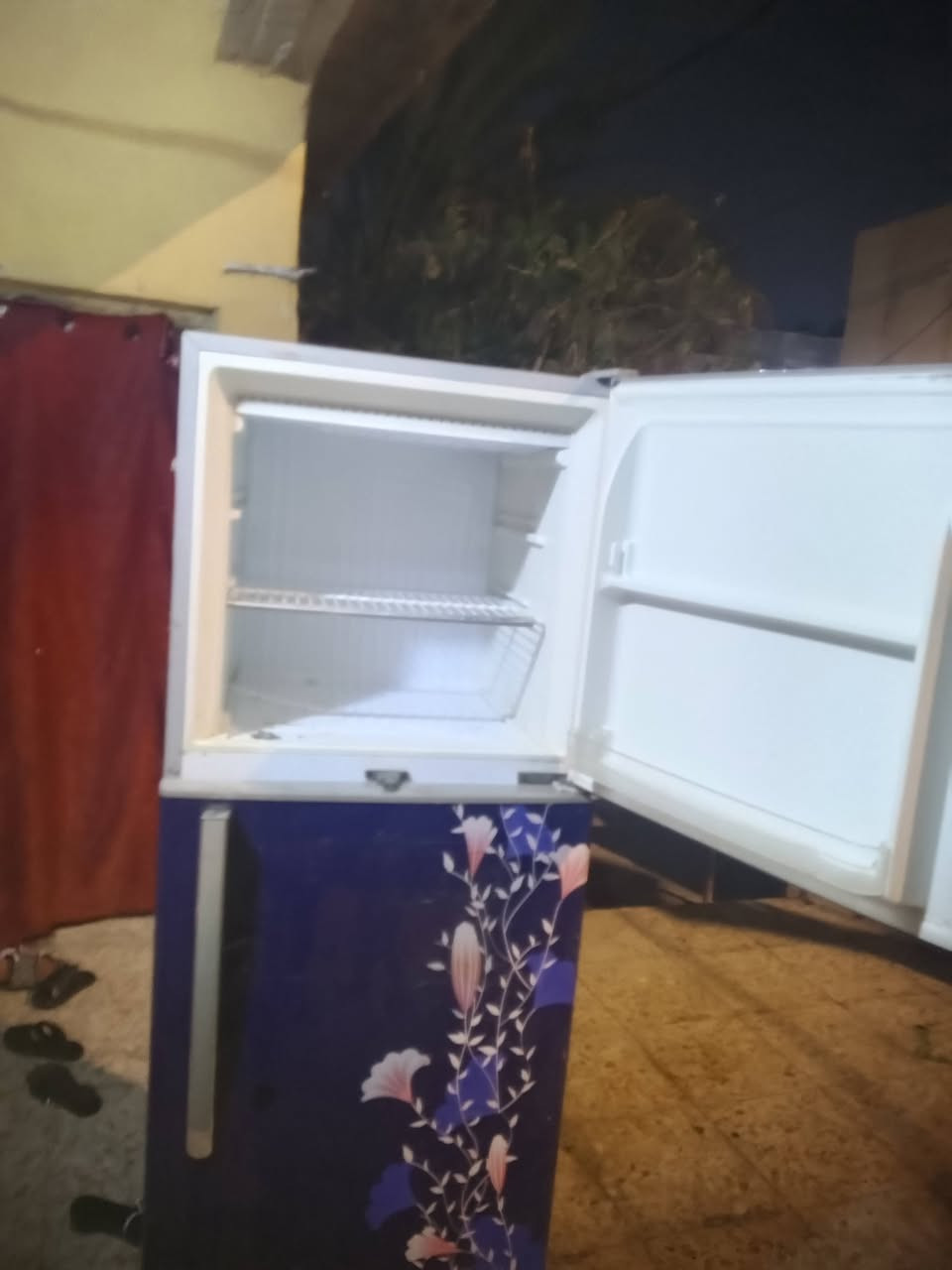 ثالجه نضيفه للبيع ماطور محترك قبله سوك لمصطر***********

