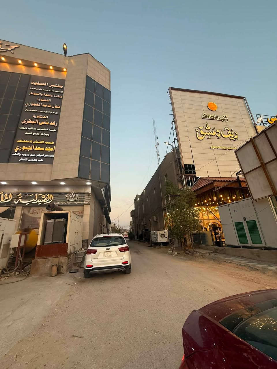 💥 فرصة العمر بين يديك من مكتب الوسام الذهبي! 💥
دار للبيع بمواصفات ملكية وبناء حديث درجة أولى (سوبر ديلوكس)، بموقع من أروع وأرقى أماكن الحلة!
تفاصيل العقار:
 * المساحة: 300 متر مربع
 * النوع: طابقين – بناء حديث درجة أولى
 * التقسيم الداخلي:
   * 4 غرف نوم واسعة
   * 3 مجمعات صحية متكاملة
   * صالة ضيوف + كيلدور
   * مطبخ حديث + كراج سيارة + حديقة داير داير
 * السند والملكية: طابو زراعي (سند محول وكامل باسم صاحب الدار 100%)
الموقع والمميزات:
 * العنوان: حلة بابل – شارع 60 (خلف حلويات ريف دمشق)
 * المميزات: منطقة هادئة، راقية، كاملة الخدمات، ومكان كلش مميز وقريب على الشارع الرئيسي!
📞 للمعاينة والاستفسار:
 * مراجعة: مكتب الوسام الذهبي العقاري
 * الاتصال أو الواتساب: ***********
