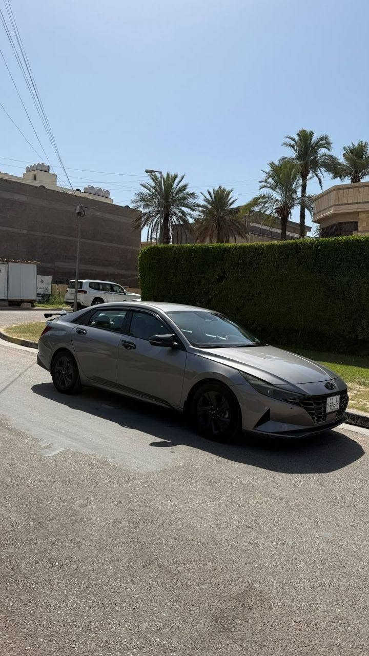 🚘 للبيع هيونداي إلنترا SEL 2023 وارد أمريكي
▪️ الموديل: Hyundai Elantra SEL 2023
▪️ المحرك: 2.0 لتر 4 سلندر ( 2000 دوش ) 
▪️ گير CVT أوتوماتيك
▪️ دفع أمامي
▪️ اقتصادية جداً بالوقود 

المواصفات:
✅ شاشة 8 إنج
Apple CarPlay و Android Auto ✅
✅ كاميرا خلفية
✅ تدفئة مقاعد 
✅ تشغيل بصمة (Push Start)
✅ دخول ذكي (Smart Key)
✅ مثبت سرعة
✅ تحذير النقطة العمياء
✅ تحذير الخروج عن المسار مع المحافظة على المسار
✅ تحذير حركة المرور الخلفية
✅ حساسات وأنظمة أمان متطورة
✅ مرايا كهربائية مع تسخين (Edmunds)
✅ ماشية 57 الف كيلو متر 
✅ دوشمة كشنات لون اسود جلد خياط راقي 
✅ اضائة led محيطية داخلية 
السيارة نظيفة جداً، استخدام شخصي، لا تحتاج أي مصروف، جاهزة للفحص بأي مكان . محافظ عليها حتى بانزين بس محسن افولها وهي محركها 2000 دوش يعني تشرب كلشي ، بس معتني بيها الى اقصى درجة . 

حادثها بسيط فقط چاملغ خلفي ايمن . موجود سونار كامل للسيارة ،شرط الفحص. 

السعر: ( 160ورقة وبيها مجال بسيط جداً )�للاستفسار: ( *********** )
