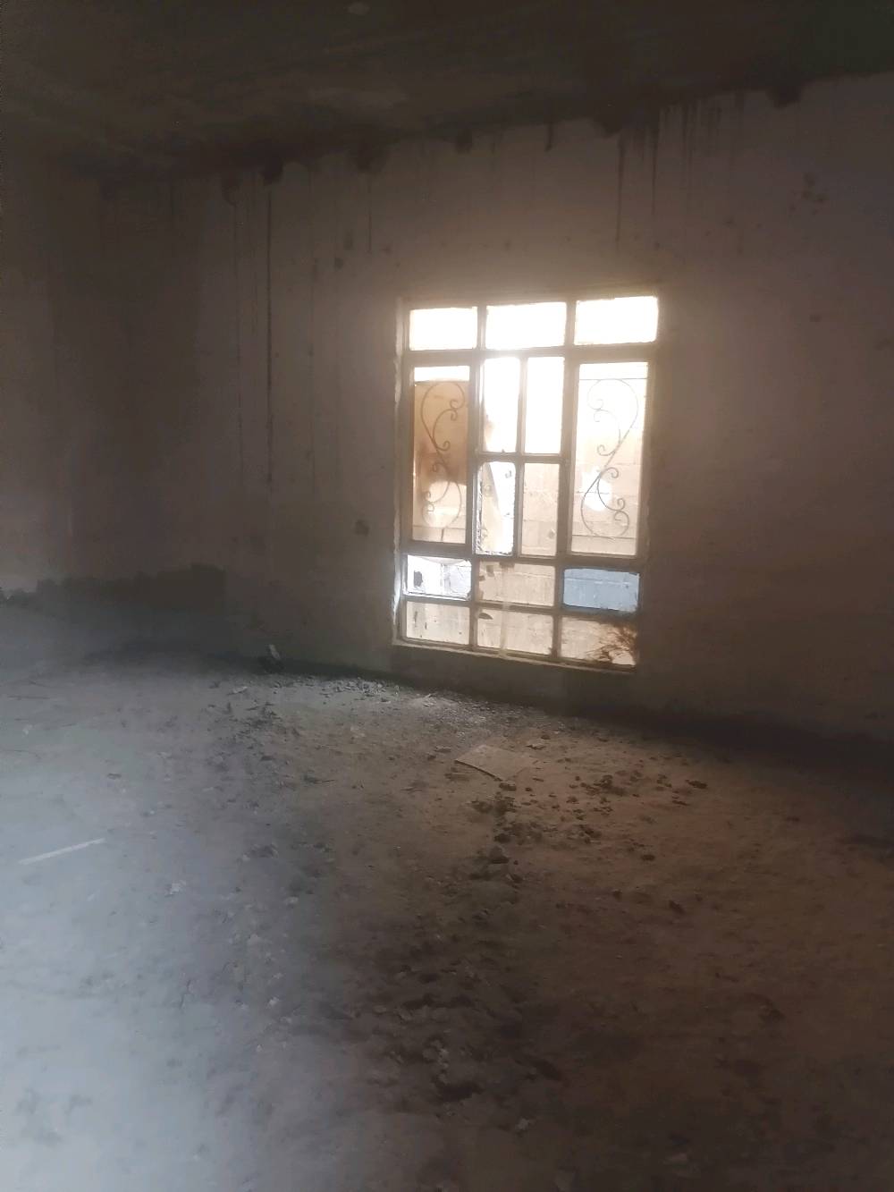 سلام عليكم هيكل. مساحته 325مربع. بي بناء 150متر يحتوي علئ غرفتين نوم كبيرات حمام مطبخ استقبال. تواليت خارجي. صب مسلح. الموقع. الراشديه قرية السلام السوامره سابقا.  سعر 55وبي مجال قليل. سند 25 زراعي. ***********