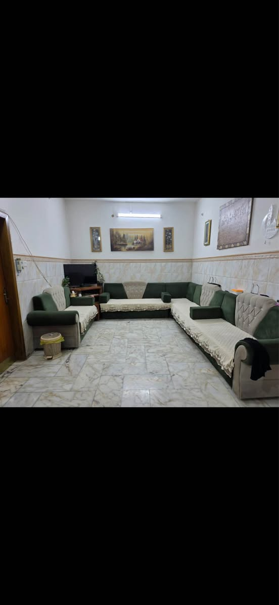 دار للبيع مع الاثاث
📍 الموقع: ابي غرق شارع الإمام الرئيسي، ثاني بيت داخل الفرع.

📐 المساحة: 150 متر مربع طابو صرف مو زراعي
يباع مع الاثاث او بدون 

🏡 مواصفات البيت:

* طارمة.
* صالة واسعة.
* مطبخ.
* كليدور.
* غرفة نوم في الطابق الأرضي.
* مجمع صحيات خارجي. ومجمع صحيات داخلي
* أرضية البيت مرمر.
* البيت نظيف جداً وبحالة ممتازة، والمعاينة خير دليل.

🔹 الطابق العلوي:

* غرفة.
* سطح.

للاستفسار والمعاينة:
📞 ***********

ملاحظة: غير متواجد على الفيسبوك، التواصل يكون عبر رقم الهاتف فقط حلة, بابل
