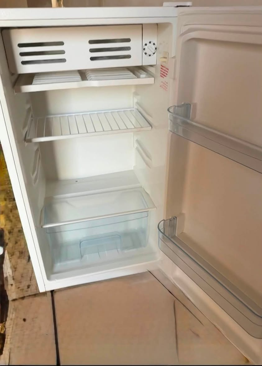 ثلاجه البيع جديده مستخدمه كم شهر كلشي بيه جديد تبريد وتجميد 100بل100 ونظيفه من كلشي احلا من صوره طول 6قدم  تفيد الغرف سعر  100وبيه مجال قليل العنوان رفاعي ‭***********‬
