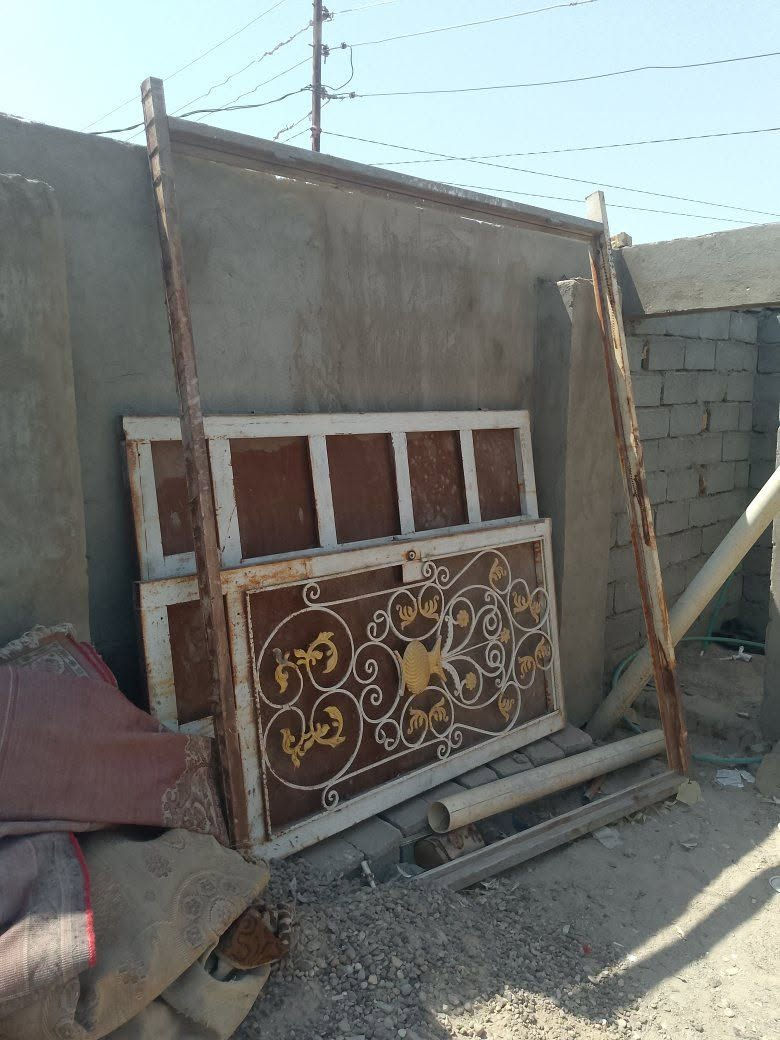 السلام عليكم عندي باب البيع  طول 2ونص
والعرض 2 ونص 
مكان النجف عمود 188  تفاصيل اكثر نتصال على رقم ***********
