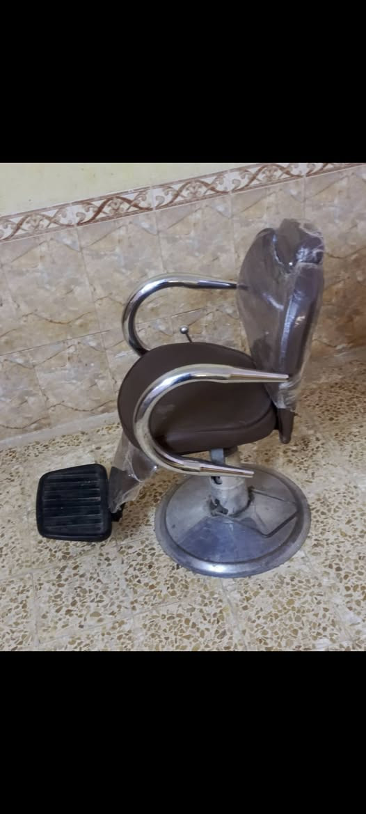 كراسي ثنين الواحد 150 وبيه مجال ومرايه وحده اسود وذهبي ب150 وبيها مجال بسيط مكان كربلاء استفسار *********** بي واتس
