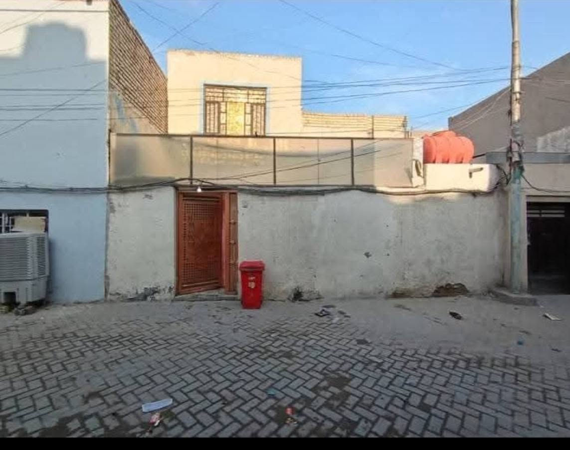 السلام عليكم بيت كامل للبيع المساحة 144طابقين اعكاده
نضيف قطاع 76بفرع منه للشارع قرب تقاطع العوره شارع السفاره السعر 180للاستفسار ***********.***********
