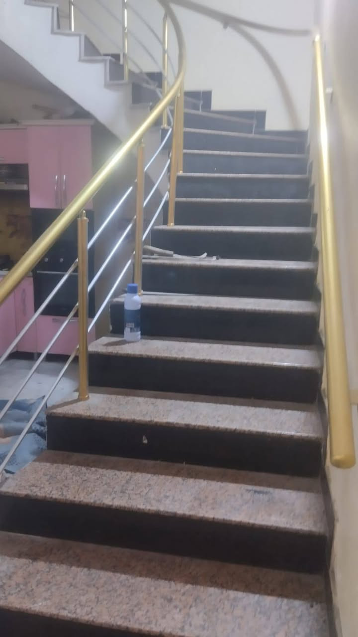 بيت للايجار في الجنينه شارع السوق يبعد عن السوق فرع واحد مساحة 100 طابقين بناء جديد يعني البيت نضيف
يحتوي على 3 غرف الاستقبال وغرفة فوكها ٤×٦
وغرفتين ٤×٤
والمطبخ ٤×٦
والحمامات هم كبار 
🔴 مابي مساحة خارجيه 
الايجار 850 
للاستفسار الاتصال على ***********
