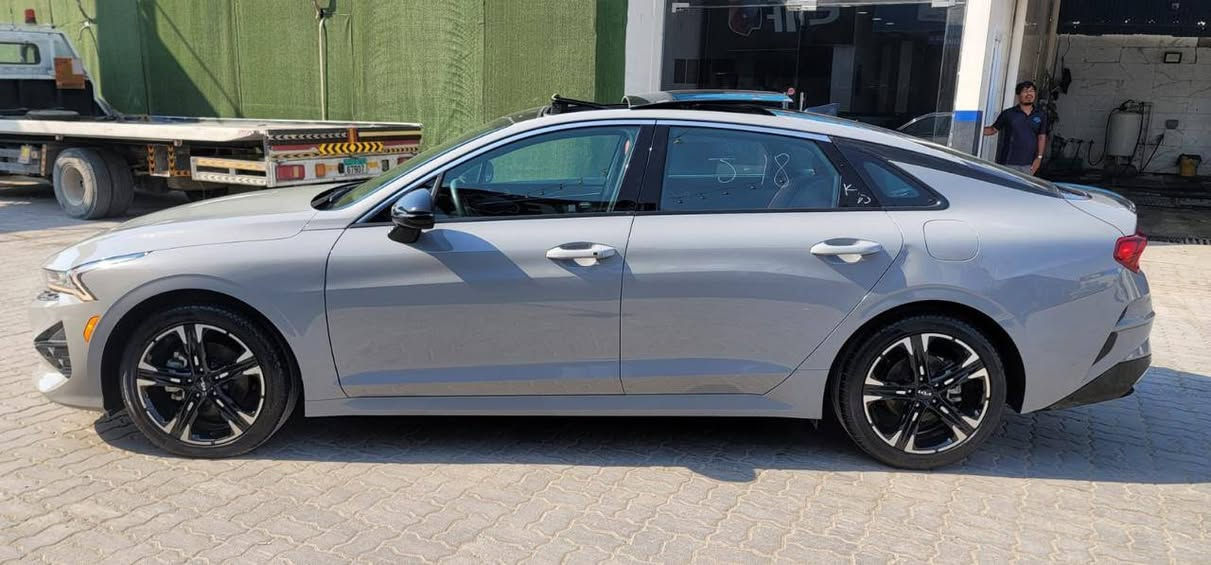 🚗 للبيع كيا K5 موديل 2024 🚗
سيارة حديثة ونظيفة جداً، ماشيه 10 الف بعده ما ماشيه بل عراق 
🔹 المواصفات:
محرك 1.6 لتر تيربو، 4 سلندر
قوة تقريباً 180 حصان �
Kia Media
قير أوتوماتيك 8 سرعات �
Edmunds
نظام دفع أمامي
شاشة كبيرة + Apple CarPlay
كاميرا خلفية + حساسات أمامية وخلفية
رادار + أنظمة أمان (تنبيه خروج عن المسار + مانع تصادم)
تشغيل بصمة + تشغيل عن بعد
جنوط ألمنيوم + إضاءة LED
داخلية مريحة وحديثة
🔹 مميزات السيارة:
اقتصادية بالبنزين
مريحة بالسفر
شكل رياضي وفخم
كلشي بيها شغال وما تحتاج صرف
📍 السيارة جاهزة للفحص بأي مكان البصره 
💰 السعر: (170) وقابل للتفاوض
📞 للتواصل خاص أو اتصال
***********
