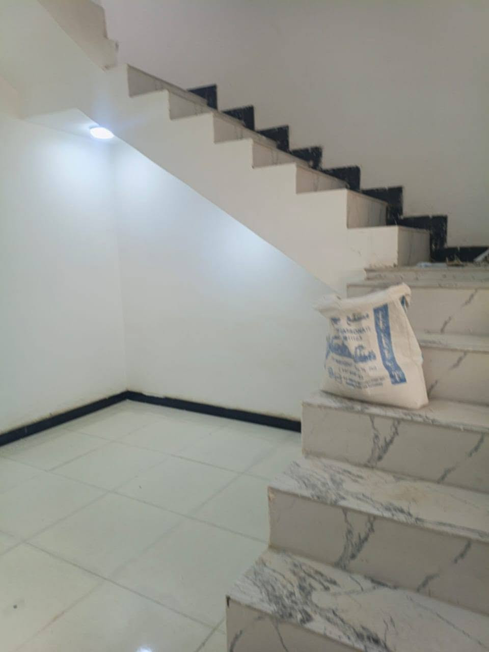 🏡دار للبيع مقابيل ملحق قريه الغدير الاولي🏡
المساحة: 65 متر 

✅ #طابو_زراعي_سند_25_أقرار_محكمه

السعر: جداً مناسب 20 وبي مجال لشراي 

الموقع: النجف مقابيل ملحق قريه الغدير#

مواصفات البناء:

غرفه نوم وصاله ومطبخ  وصحيات خارجيه  وكراج 

بناء مرتب (أساس + سقف كونكريت + طابوك)

أرضية بورسلين أبو الـ 60

الخدمات:#بعد_عن_سوق_100م

ماء كهرباء مدارس سوق تبليط مولد

للاستفسار والاتصال:

***********
