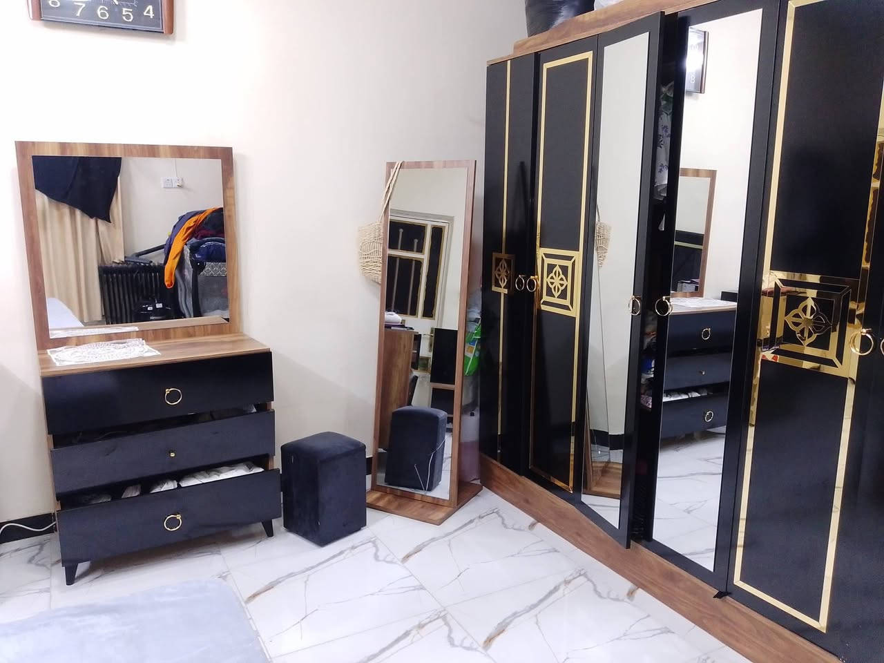 السلام عليكم
للبيع
غرفه نوم تركي 7 قطع 

سعره 225
مكاني بغداد العامريه 
*********** بي واتساب

ماسنجر مغلق
