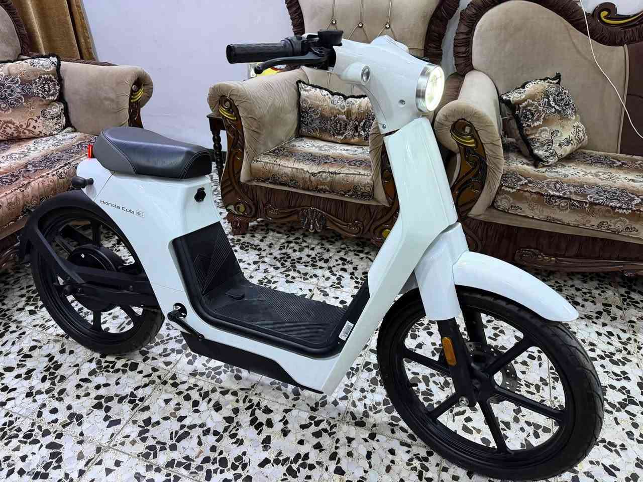 دراجة هوندا شحن بطارية ليثيوم تقطع ٦٠ كيلو بلشحنة الواحد تكدر تشحنة داخل البيت سرعة ٤٠ صفر كيلو متر مماشية ابد 
***********
