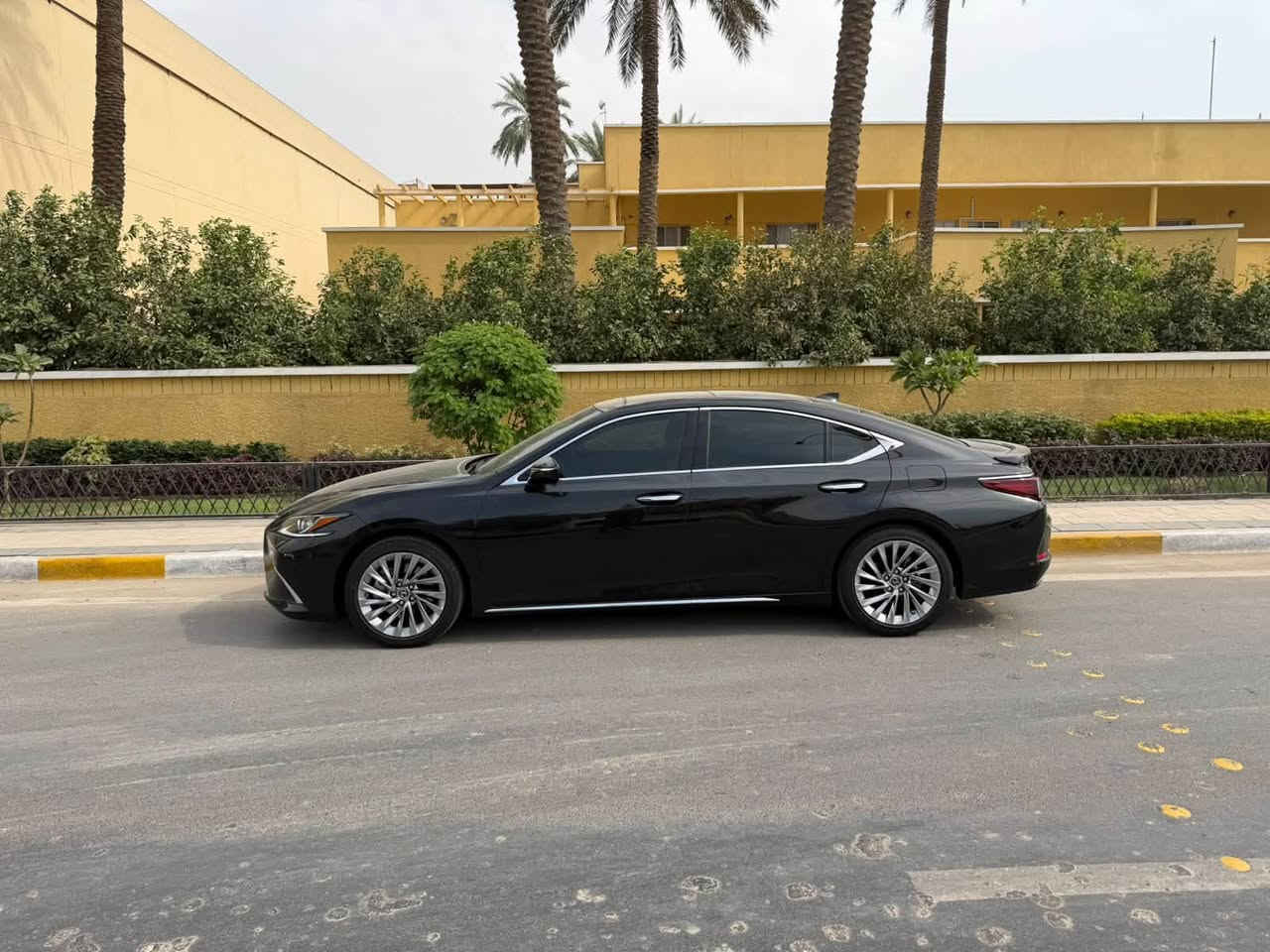 لكزس ES350 بلاتينيوم • ٢٠٢٤ • رقم بغداد