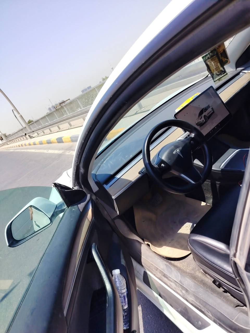 تيسلا  مودل 3 موديل2022 سيارة جاهزه من كلشي تبريد ثلج اون لاين مربوطة على التلفون حادثه خفيف سطحي فقط جاملغ من جهة السايق بدون ايرباكات بلاديه سنكل رقمها بغداد سعر 150 وبيها مجال مكاني بغداد رقم ***********
