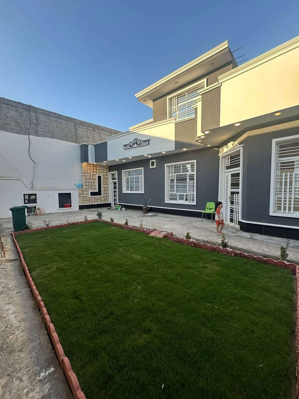 بيت للبيع 200 متر بناء طابوگ
بناء درجة اولى 
غرفتين + غرفة سويت 
مطبخ 
استقبال 
حمام داخلي 
حمام طابق ثاني 
حمام خارجي

السعر 200 مليون 

منطقة هورجب خلف المدارس -شارع فاروق المصور 

 للاستفسار ***********
