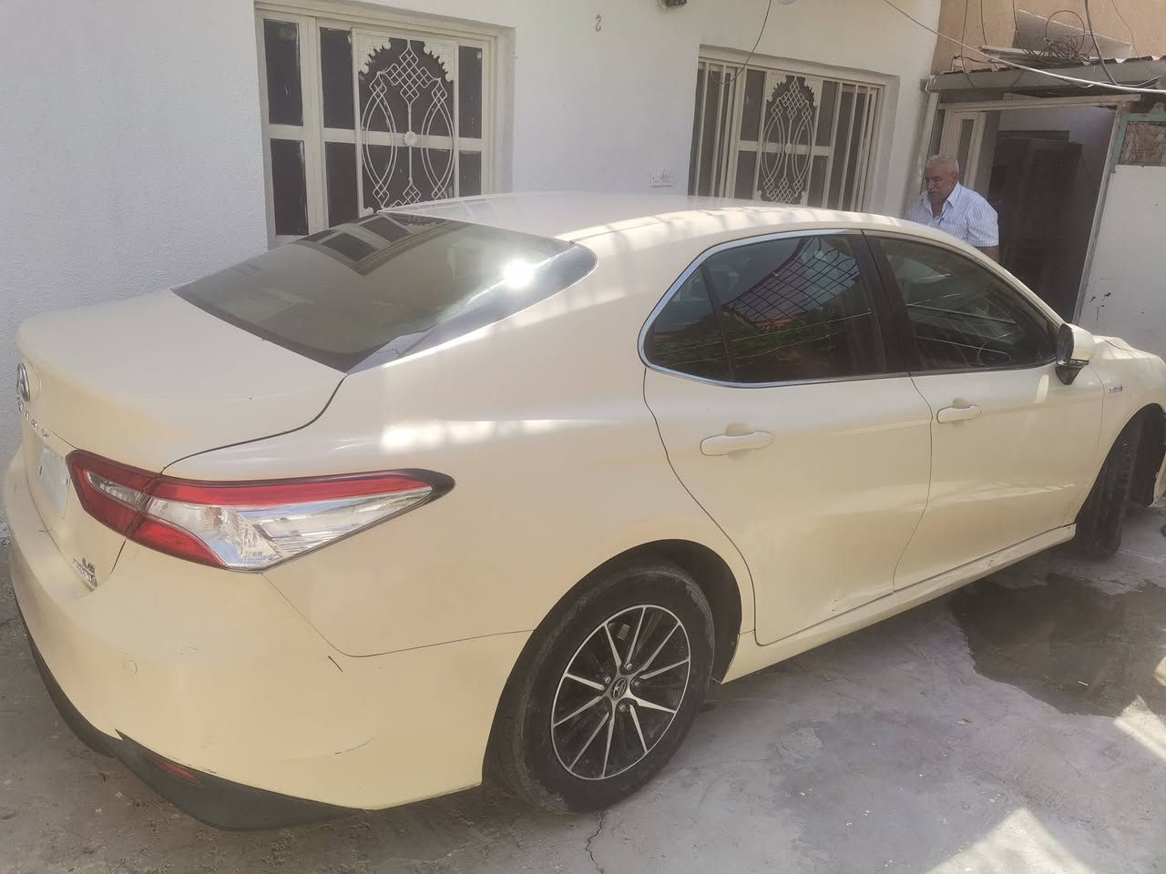 السلام عليكم عندي كامري ٢٠٢٢خصوصي تكسي دبي بيها صبغ اربع قطع رقمها بغداد ألماني معلايه من ٢٠١٩ الئ ٢٠٢٢ بيها واليحب يتواصل على هذا الرقم ***********

نص مكتوب في الصور:
- °C unknown ❤️ I am here أنا هنا