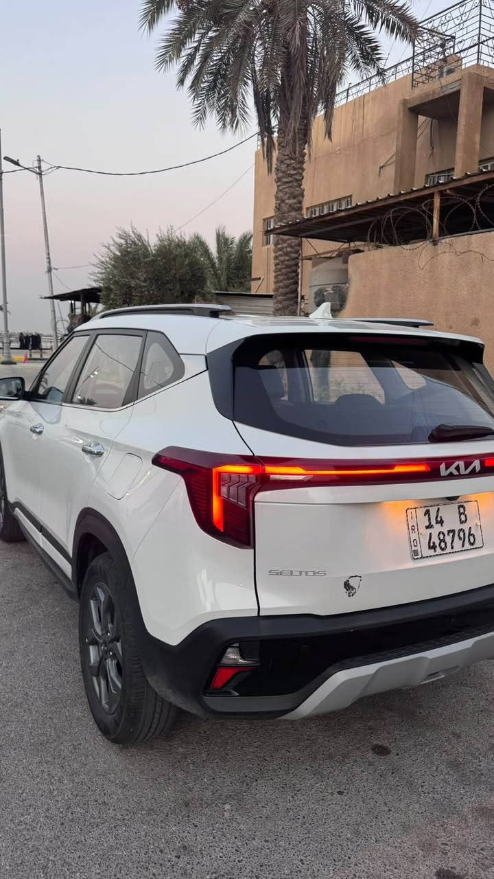 🚘 Kia Seltos SX 2025

🔹 الموديل: Kia Seltos SX
🔹 سنة الصنع: 2025
🔹 المحرك: 1.6 لتر Turbo
🔹 القوة: 195 حصان
🔹 ناقل الحركة: أوتوماتيك 8 سرعات
🔹 الدفع: AWD دفع رباعي

✨ المواصفات والتجهيزات

• شاشة 10.25 إنش
• شاشة عدادات رقمية 10.25 إنش
• Apple CarPlay
• Android Auto
• نظام صوت Bose Premium
• شحن لاسلكي للهاتف
• Smart Key دخول ذكي
• تشغيل زر
• مقاعد جلد
• مقعد السائق كهربائي
• تبريد المقاعد الأمامية
• فتحة سقف كهربائية
• مكيف أوتوماتيك
• مقود رياضي Flat Bottom
• Ambient Lighting إضاءة داخلية
• مصابيح أمامية LED
• مصابيح خلفية LED
• جنوط 18 إنش
• مرايا كهربائية
• إشارات انعطاف بالمرايا
• زجاج خلفي مظلل
• باب خلفي كهربائي

🛡️ أنظمة الأمان

• رادار أمامي
• كاميرا خلفية
• حساسات ركن
• مثبت سرعة ذكي
• نظام المحافظة على المسار
• نظام متابعة المسار
• مراقبة النقطة العمياء
• تحذير حركة المرور الخلفية
• نظام التحذير ومنع الاصطدام الأمامي
• كشف المشاة والدراجات
• Highway Driving Assist
• مراقبة ضغط الإطارات
• وسائد هوائية متعددة
*********** البصرة, العراق
