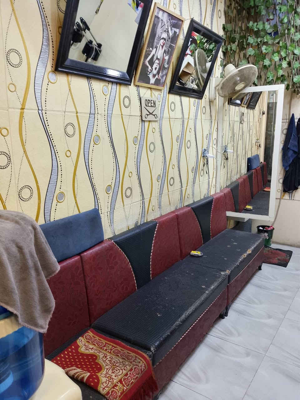 مـحل حـلاقة للبيع لعدم التفرغ 
كامل مع جميع ملحقاته العنوان موصل الجانب الأيمن باب جديد
مقابل باجة ابو حامد مجاور مقهى ابو مؤمن 
للاستفسار الاتصال على الرقم:‏‪***********‬‏
