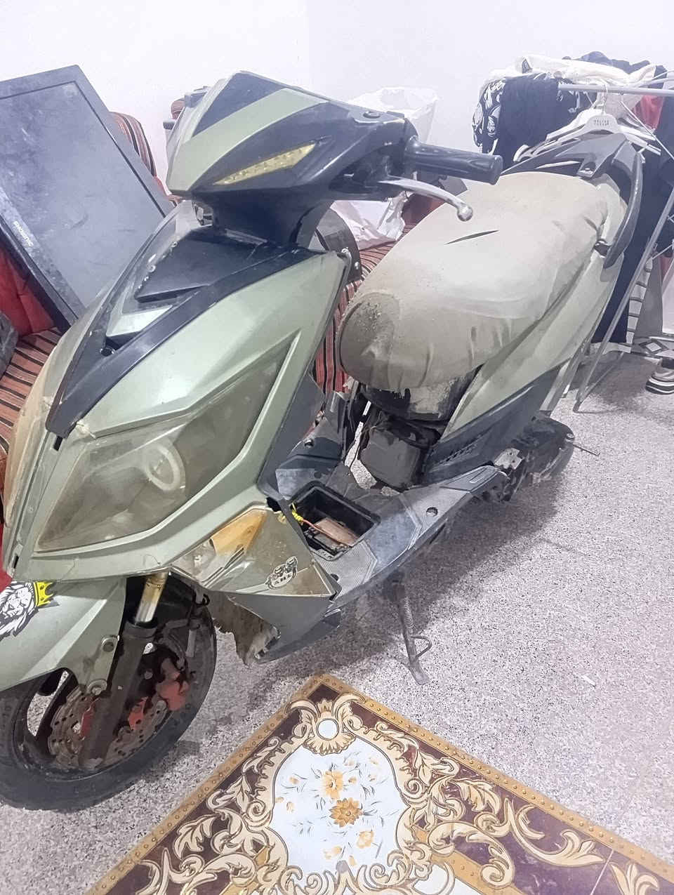 دراجه سكنس مكينه اف اس بـ ٢٠٠
الدراجه شغاله كهربائيات سلف هندر 

مشكلته صوته عالي رادلهه كعكه والكابريته الا تشممها بانزين يلا تشتغل لو تركتها ساعات 

مكاني البصره تنومه
***********

