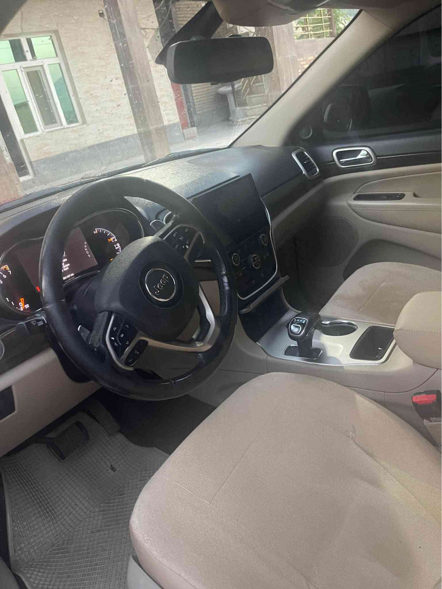 Jeep laredo 2014 
سیارەکە بەناو ناکری بەناو شەریکەیە ئەولیاتە 
کیشەی مەدەن و شەخسی بە شەرت
٣ پارچەی بۆیاخە بی ژوری 
سحری ١٢٥ وەرەقە و موجال
*********** سوران, أربيل
