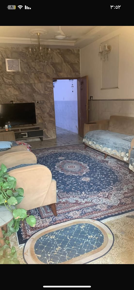 بيت بالديوان خلف جامع الرحمن المساحه١٤٠ الببت كامل مابي اي نقص واجهه ٥ونص والنزال ٢٥ طابو صرف كراج ومطبخ حار  وهول واستقبال وغرفة نوم وخدمات وفوك ٣غرف نوم وبوجه الشمس والسعر ٢٠٠وبي مجال الاتصال على الرقم *********** ابو حسن

نص مكتوب في الصور:
- ٣:٥٢