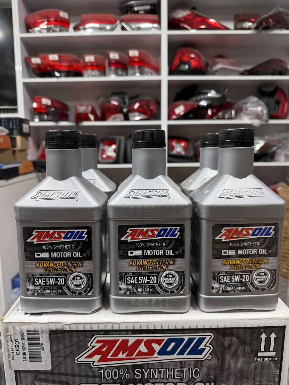 مجمع مصطفى العكايشي
زيت محرك تخليقي بالكامل امزويل فئة التوقيع AMSOIL Signature Serie

تُعد زيوت AMSOIL Signature Series من أفضل زيوت المحركات التخليقية في العالم، إذ تم تطويرها لتوفير حماية متقدمة للمحركات الحديثة العاملة بالبنزين وبتقنية الشحن التوربيني (Turbo) أو الحقن المباشر (GDI).
تم تصميمها لتلبية أو تجاوز متطلبات GM dexos1™ Gen 2 ومعايير API SP / ILSAC GF-6A، مما يجعلها مناسبة لمجموعة واسعة من السيارات الحديثة.

مواصفات ومميزات المنتج (بحسب الشركة المصنعة):

حماية للمحرك بنسبة 75% أكثر ضد التآكل وفقدان القوة مقارنة بالزيوت التقليدية.

قدرة تنظيف أعلى بنسبة 50% من زيت AMSOIL OE Motor Oil للحفاظ على نظافة المحرك الداخلية.

يحمي الشواحن التوربينية بنسبة 72% أفضل من الحد الأدنى المطلوب وفق اختبار GM dexos1 Gen 2.

قوة تحييد أحماض بنسبة 28% أعلى من زيت Mobil 1 Annual Protection، مما يطيل عمر الزيت والمكونات الداخلية.

ضمان حماية حتى 25,000 ميل أو سنة كاملة من الاستخدام.

معتمد من خبراء بناء المحركات ويستخدم من قبل محترفي الأداء العالي.

المزايا التقنية:

تركيبة تخليقية بالكامل تقلل الاحتكاك وتحسن كفاءة استهلاك الوقود.

مقاومة عالية للأكسدة والحرارة للحفاظ على ثبات اللزوجة.

تمنع تكون الرواسب وتحد من تراكم الكربون داخل المحرك.

أداء ممتاز في درجات الحرارة العالية والمنخفضة لضمان تشغيل سلس في كل الظروف.

الأنواع المتوفرة:

AMSOIL Signature Series 0W-20 100% Synthetic Motor Oil

AMSOIL Signature Series 5W-30 100% Synthetic 
Motor Oil

AMSOIL Signature Series 0W-40 100% Synthetic 
Motor Oil

نص مكتوب في الصور:
- مجمع مصطفى العكايشي للأدوات وصيانه السيارات الأمريكي ***********