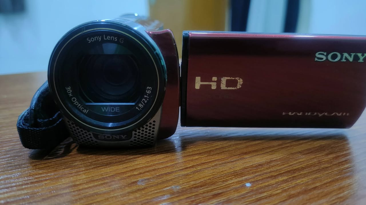 Sony Handycam HDR-CX180 — للبيع 📹
📹 Sony Handycam HDR-CX180 بحالة جيدة، مناسبة لتصوير المحاضرات، المناسبات، الرحلات والفيديوهات العائلية.

🔹 تصوير Full HD

🔹 زوم بصري 30×

🔹 إجمالي الزوم 40×

🔹 عدسة F1.8 – F2.1 / 63mm

🔹 ذاكرة داخلية 32GB

🔹 شاشة LCD تعمل باللمس (Touchscreen)

🔹 مدخل ميكروفون 3.5mm لتوصيل ميكروفون خارجي

🔹 مخرج HDMI لتوصيل الكاميرا بشاشة أو تلفزيون

🔹 سهلة الاستخدام والحمل

🔹 مناسبة جداً لتصوير المحاضرات والمناسبات

📦 الملحقات:

✅ شاحن الكاميرا

✅ حقيبة كاميرا

💰 السعر: ۲۰۰ الف

📩 للاستفسار والتواصل، راسلني خاص. ***********
