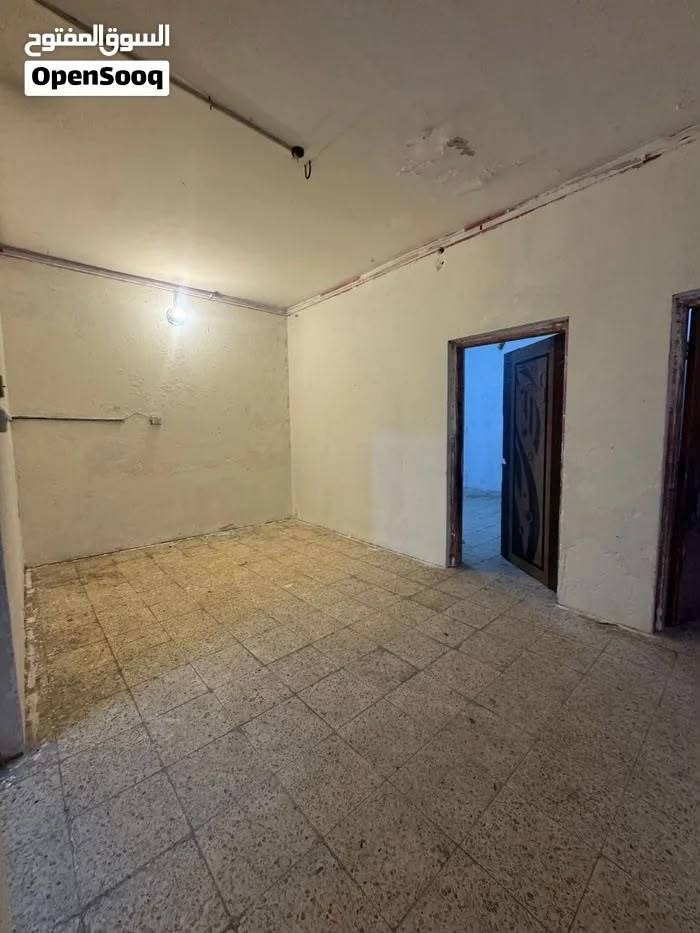 سلام عليكم يتوفر بيت في منطقة القبله حي المهندسين لايجار ٥٥٠
غرفتين وصاله ومطبخ ووصحيات وكراج مساحه البيت١٥٠ 
التواصل ***********
أبو يحيى للاستثمار العقاري
