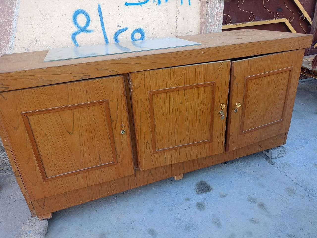 سلام عليكم بوفية نضيفة قياس مترين وياها طبلة هيا والجام مالتها
***********
