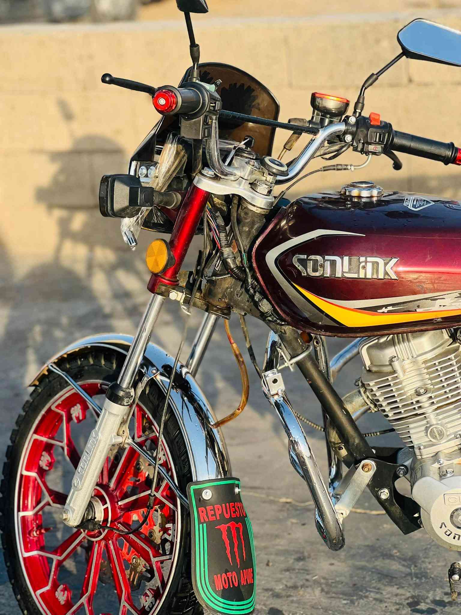دراجه  سولنك موديل 25مكفوله بيها شخوط خفيفه ب تانكي البقيه كفاله عامه سعرها 630وبيها مجال للاستفسار ***********

