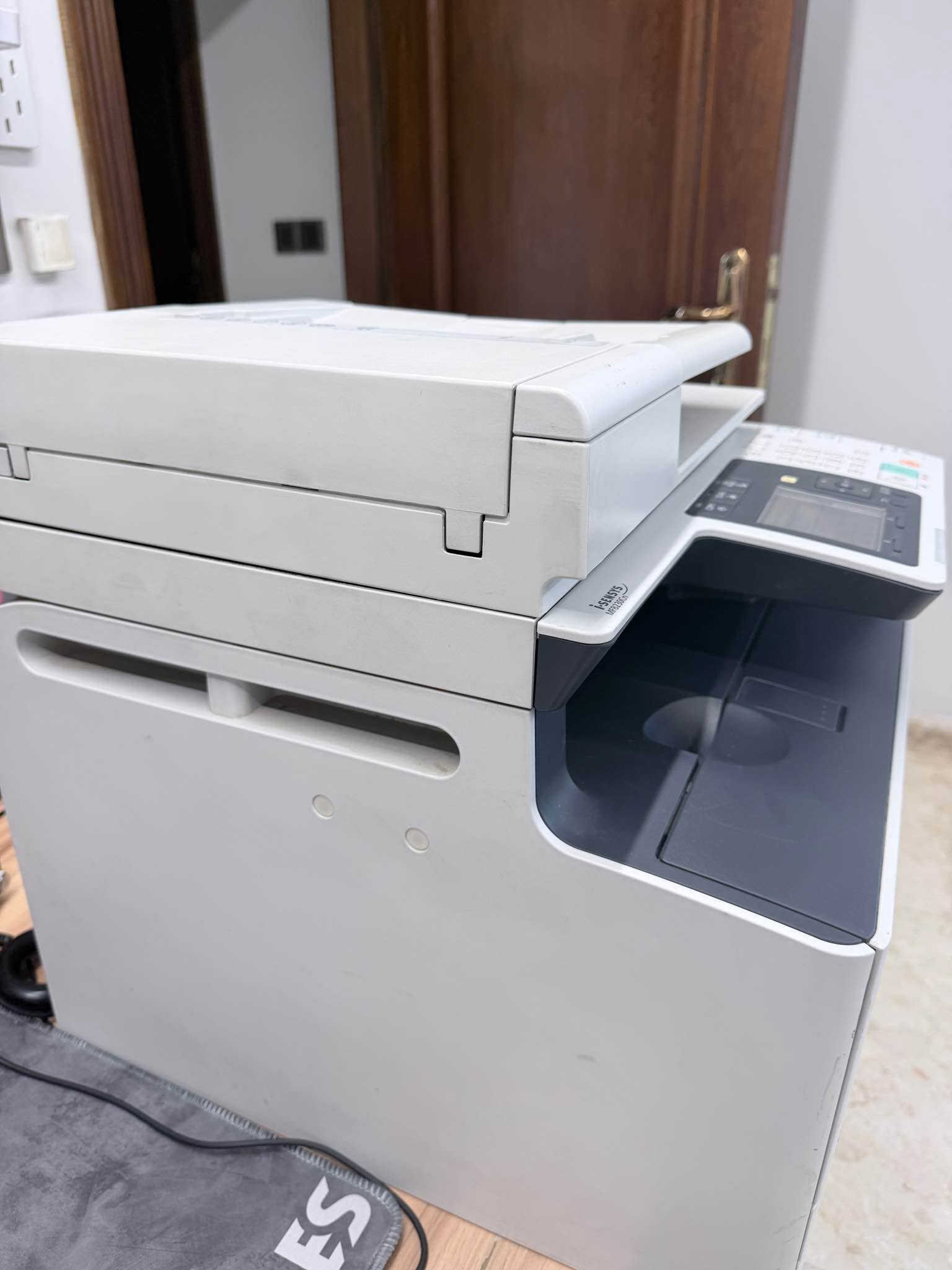 طابعة ليزر ملونة كانون (Canon i-SENSYS MF8230Cn) مستعملة للبيع
للبيع طابعة ليزر ملونة متكاملة (4 في 1) من شركة Canon، مناسبة جداً للمكاتب، الشركات، أو الاستخدام المكتبي المنزلي.
أبرز المواصفات والخصائص:
 الظائف: طباعة، استنساخ (Copy)، مسح ضوئي (Scan)، وسحب شبكي فيدر 
 تقنية الطباعة: ليزر ملون وعادي
 الاتصال: تحتوي على منفذ شبكة (LAN Cable) للربط المباشر مع أجهزة الكمبيوتر بالشبكة الداخلية، بالإضافة لـ USB.
 التغذية التلقائية (ADF): تحتوي على ماسح أعلى الطابعة لسحب الأوراق والاستنساخ السريع.
 
ملاحظة: الأحبار ملونة وموجودة داخل الطابعة، وتحتاج فقط تبديل أو إعادة تعبئة للحبر الأسود قريباً لتنطيك أفضل أداء.
وسويتله تيست بصوره وبيه التاريخ واليوم وبس يحتاجله تبديل خراطيم وبس حته تطلع الجوده ادق وافضل
للاستفسار ***********
مكاني بغداد بغداد, العراق
