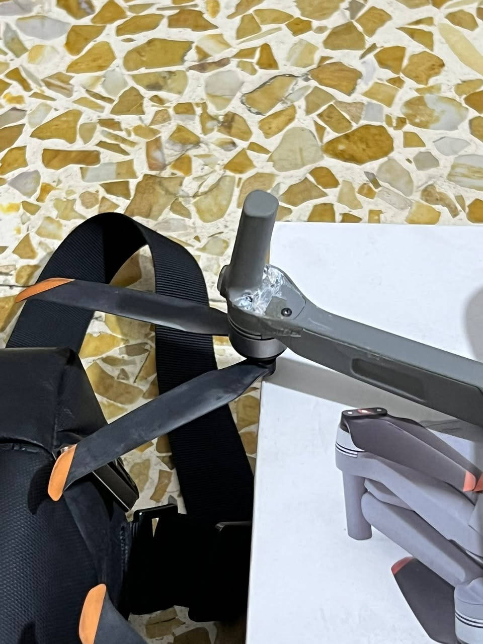 درون Air 2s • ٥ بطاريات • كامل الملحقات