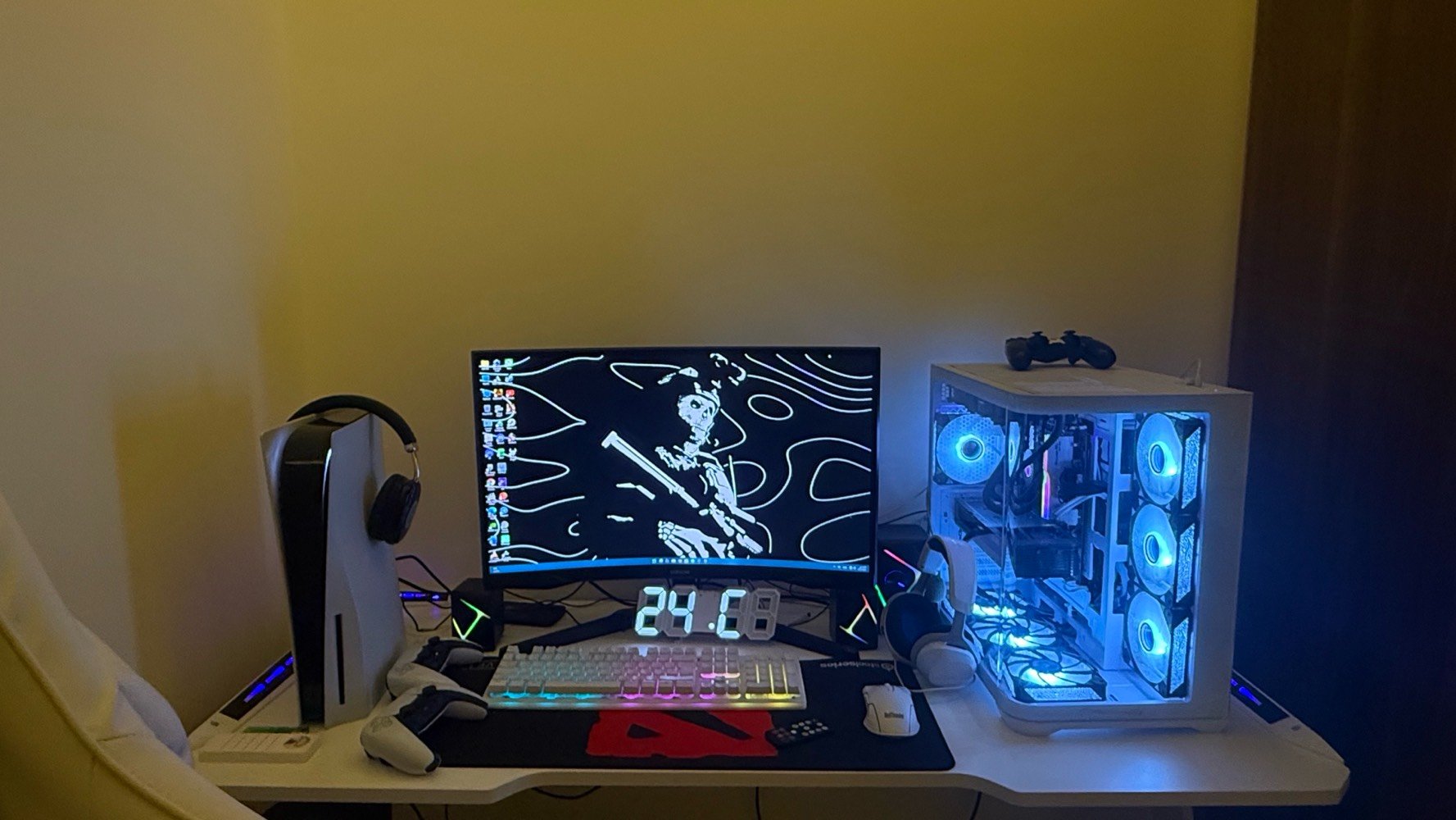 🖥️🔥 PC + SETUP كامل للبيع | نظيف جدًا

للبيع PC مع Setup كامل، مستخدم لمدة شهر فقط، وجميع القطع جديدة وحالتها ممتازة.

🎮 مواصفات الـPC:

🔹 CPU: Intel Core i5-14400F — المعالج: إنتل كور i5-14400F

🔹 GPU: ASUS PRIME GeForce RTX 5060 OC 8GB — كرت الشاشة: أسوس برايم RTX 5060 OC سعة 8GB

🔹 Motherboard: ASUS PRIME B760M-K DDR5 — اللوحة الأم: أسوس برايم B760M-K DDR5

🔹 CPU Cooler: Cooler Master MasterLiquid ML240L RGB 240mm — المبرد المائي: كولر ماستر ML240L RGB قياس 240mm

🔹 RAM: G.Skill Ripjaws M5 RGB DDR5 32GB 6000MHz (2×16GB) — الرام: جي سكيل ريبجوز M5 RGB DDR5 سعة 32GB بتردد 6000MHz

🔹 PSU: MSI MAG A650GL PCIe 5 650W Gold Full Modular — مزود الطاقة: إم إس آي MAG A650GL PCIe 5 بقوة 650W Gold وFully Modular

🔹 SSD: WD Blue SN5100 1TB PCIe 4.0 NVMe — وحدة التخزين: ويسترن ديجيتال WD Blue SN5100 سعة 1TB PCIe 4.0 NVMe

🔹 Case: Jungle Leopard AC01 + 7 ARGB Fans — الكيس: جانغل ليوبارد AC01 مع 7 مراوح ARGB

🖥️ محتويات الـSETUP:

• Monitor: Samsung Odyssey G5 27” 2K 165Hz — الشاشة: سامسونج أوديسي G5 قياس 27 إنچ، 2K، 165Hz

• Keyboard & Mouse: Red Thunder — الكيبورد والماوس: ريد ثندر

• Headset: HyperX — السماعة: هايبر إكس

• Gaming Chair: RLINDI — الكرسي: RLINDI

• Digital Clock — ساعة رقمية

• Desk — ميز / مكتب جديد

• RGB Lighting — إضاءة RGB 🌈

✨ الجهاز والـSetup بحالة ممتازة ونظيف جدًا، استخدام شهرين فقط.

💰 السعر: 2,250,000 د.ع
🤝 السعر قابل للتفاوض للجادين

📍 العنوان: صلاح الدين / سامراء
🚚 التوصيل متوفر

📸 الصور حقيقية للجهاز والـSetup.
b
📩 للاستفسار والتفاصيل، مراسلة خاص.

📱***********
التجميعة عليها ضمان بعد لو خلص؟ وإذا موجود، شكد المدة وعلى أي قطع بالضبط؟: 
عليها ضمان شهر 
شنو حالة القطع هسه؟ بيها أي صيانة/تبديل/خدوش أو ملاحظات لازم المشتري يعرفها؟: 
القطع جديدة وحالة ممتازة
الشاشة سامسونگ Odyssey G5: شكد عليها استخدام تقريبًا؟ وبيها أي بكسلات ميتة/خدوش/هالات أو مشاكل بالمنحني؟: 
شاشة جديدة استخدام شهر
شنو السعر النهائي إذا البيع سريع؟ وتريد تسليم يد بيد بسامراء لو هم ترسل/توصّل لباقي المناطق؟: 
السعر النهائي 2مليون عراقي
توصيل متوفر لكل مكان.