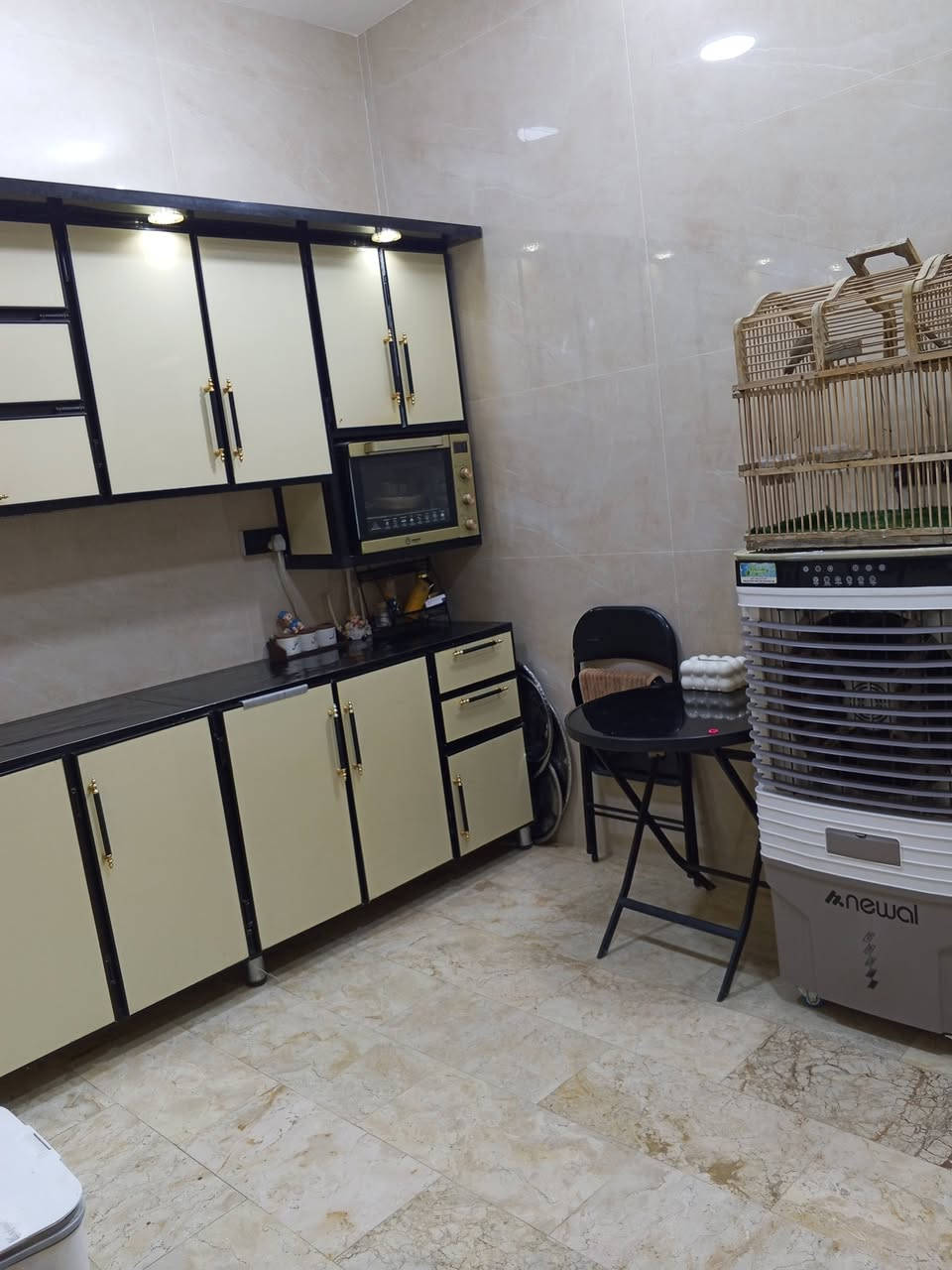 سلام عليكم بيت للبيع شموخ شارع ابو هبه مساحه 100 متر طابق ونص غرفتين وصاله ومطبخ وصحيات داخليه وخارجيه وديوانيه البيت كله مرمر منضومه كامرات منضومه مي ارو عرض الشارع 12 متر والسعر 120 قابل للتفاوض ☎️***********
