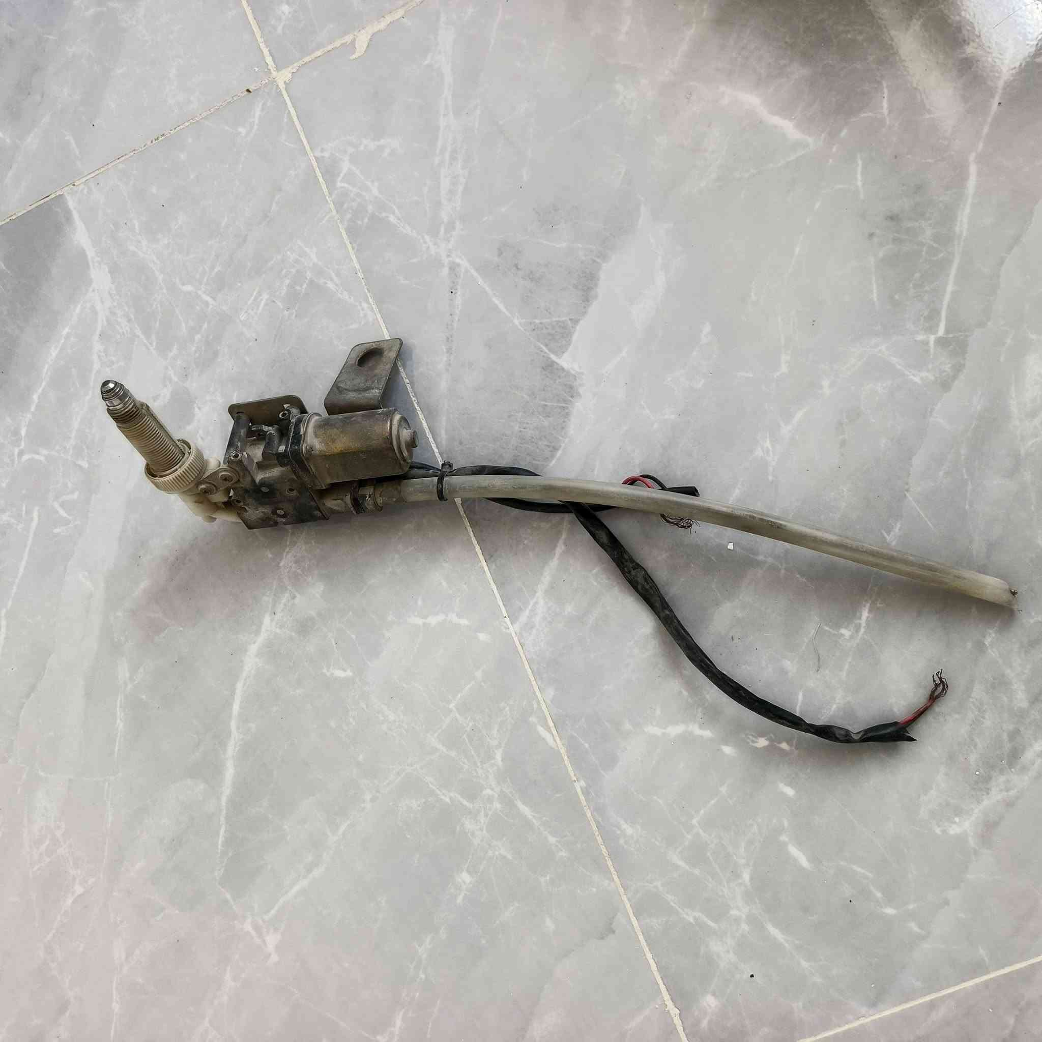 السلام عليكم اخوان عندي اغراض ملكة للبيع
كفر جنطة 
اسبير طوارئ جديد حجم ١٦ 
اريل كهربائي بلادي شغال بس الگلوب المؤشر محترگ كولهن ب ٧٥ الف للعلم الاريل وحده سعره ٧٥
مكاني النجف حي العسكري موبايل ***********
