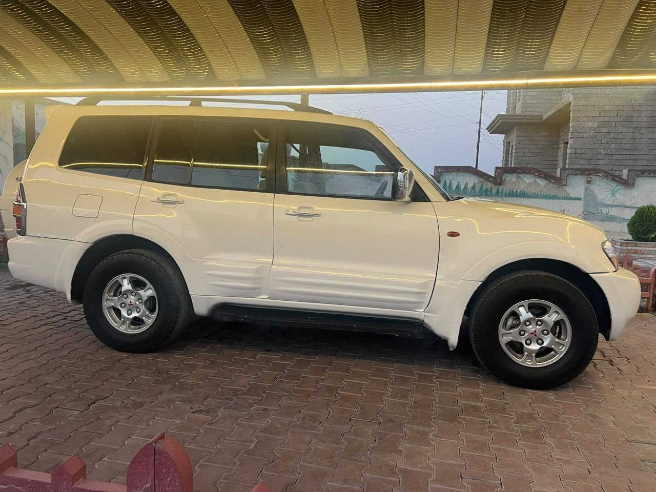 للبيع باجيرو  موديل 2002
رقم دهوك شرط التحويل عليها غرامات ينزل 
من حگها تاخذ صافي 
محرگ گير بلادي تماتيك  شرط V6
طخم تاير جديد شاده  شرط الاصلي 
صدر جديد كهربائيات كلها شغاله 
تبريد مايشتغل كمبريسر 
سياره مرشوشه حزام جماليه بدون حادث
سياره مال بيت  ومصروف عليها السعر 80 وبيها مجال 
مراوس حسب القناعه /***********
