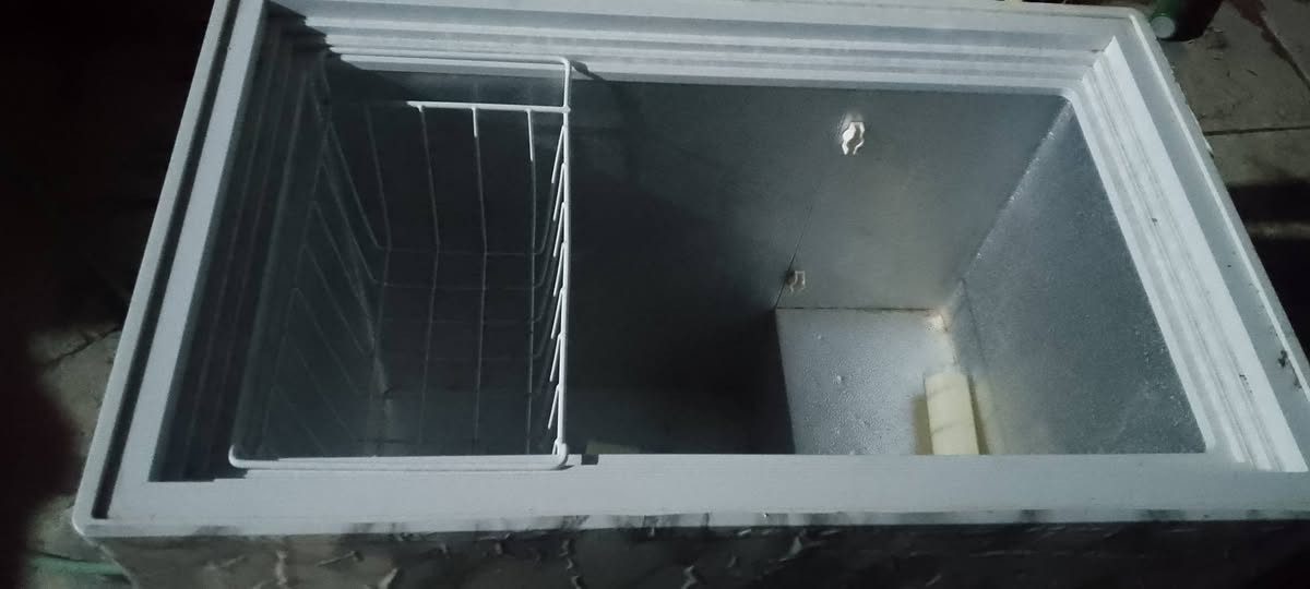 ثلاجة • مجمدة • خلاف حديده