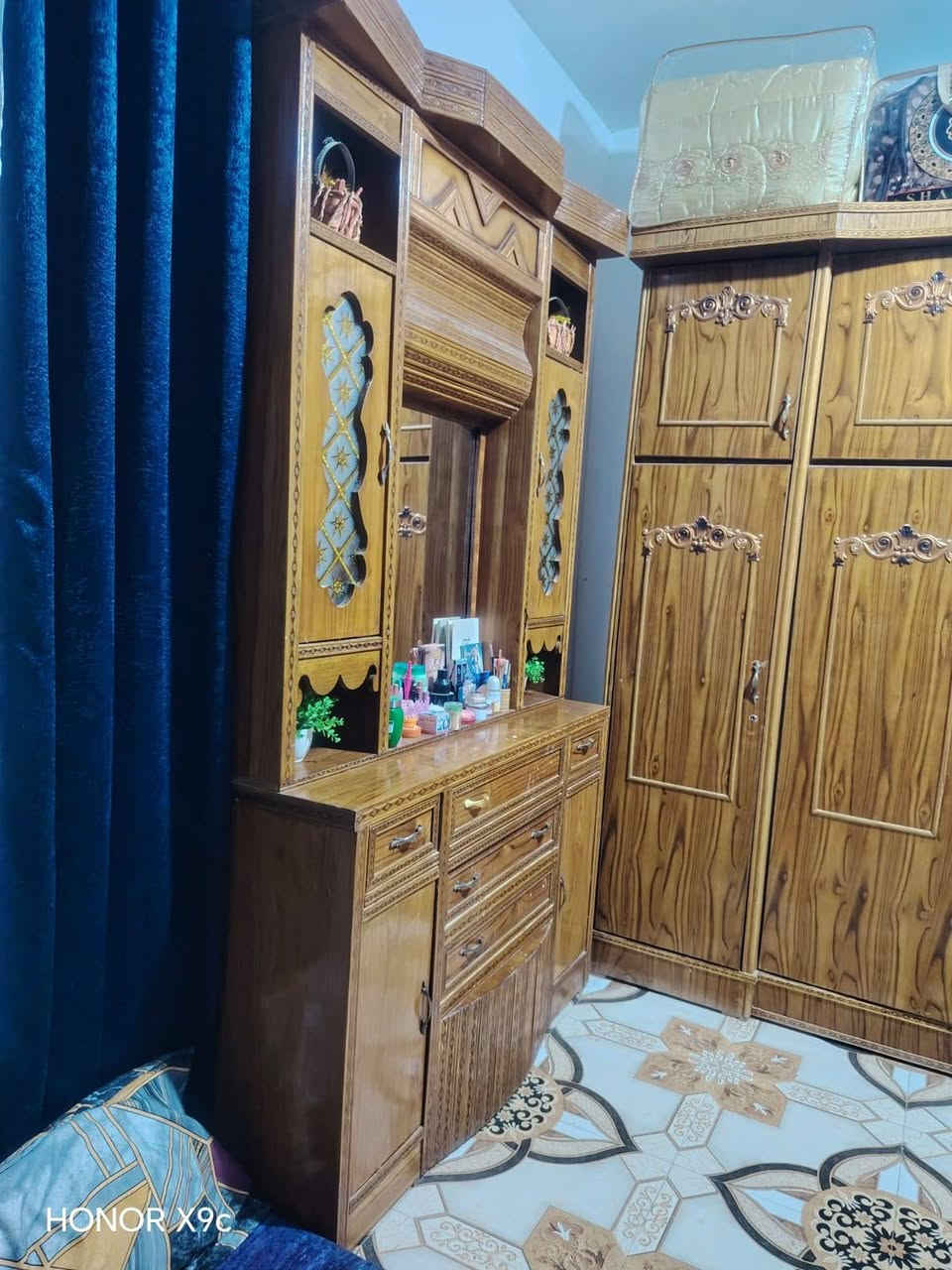 غرفة نوم للبيع استفسار اتصل على الرقم *********** مكلف بنشر

نص مكتوب في الصور:
- HONOR X9c