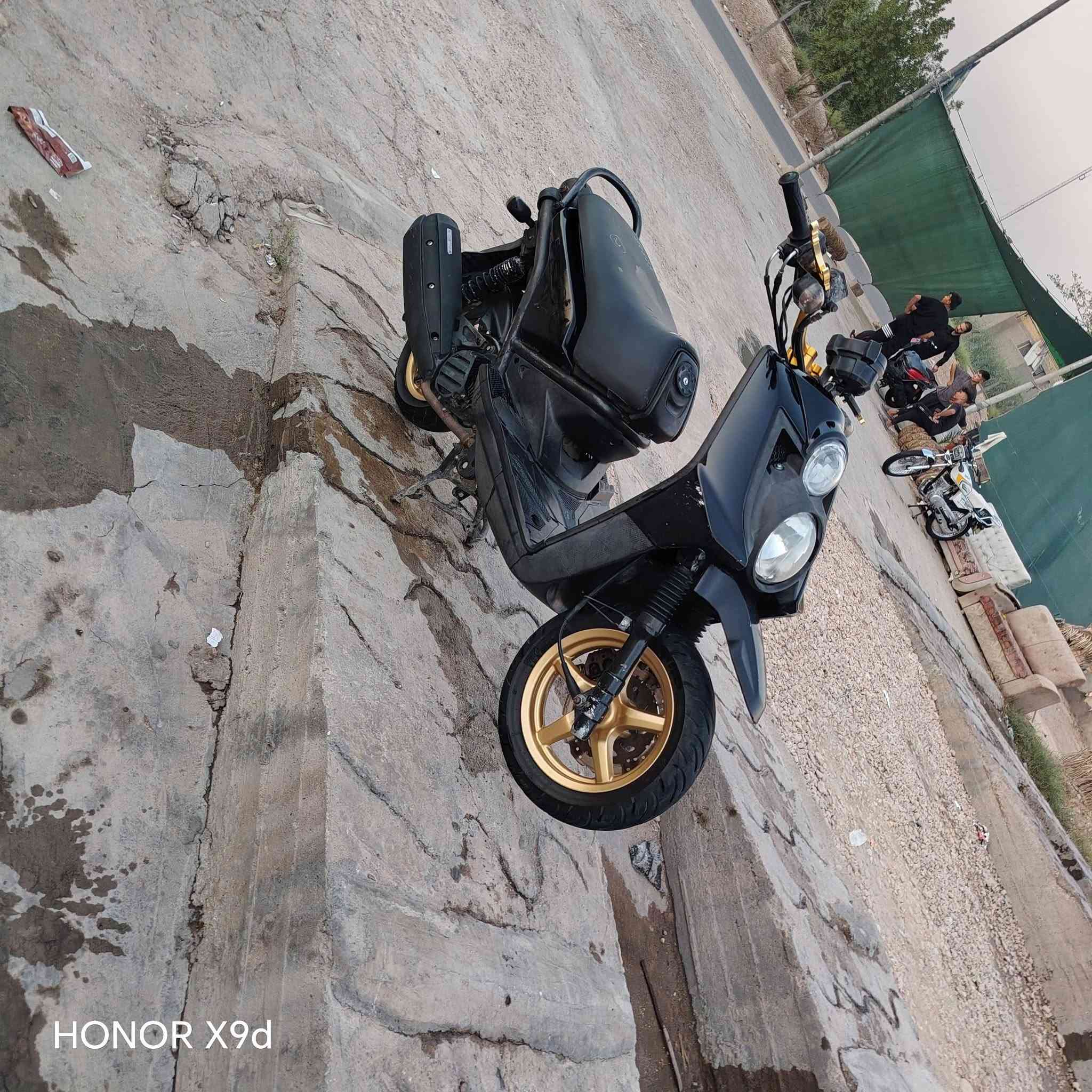 السلام وعليكم سكنز جبلي مكفوله كفاله عامه ما متعوبه رقم 📱 ***********

نص مكتوب في الصور:
- HONOR X9d