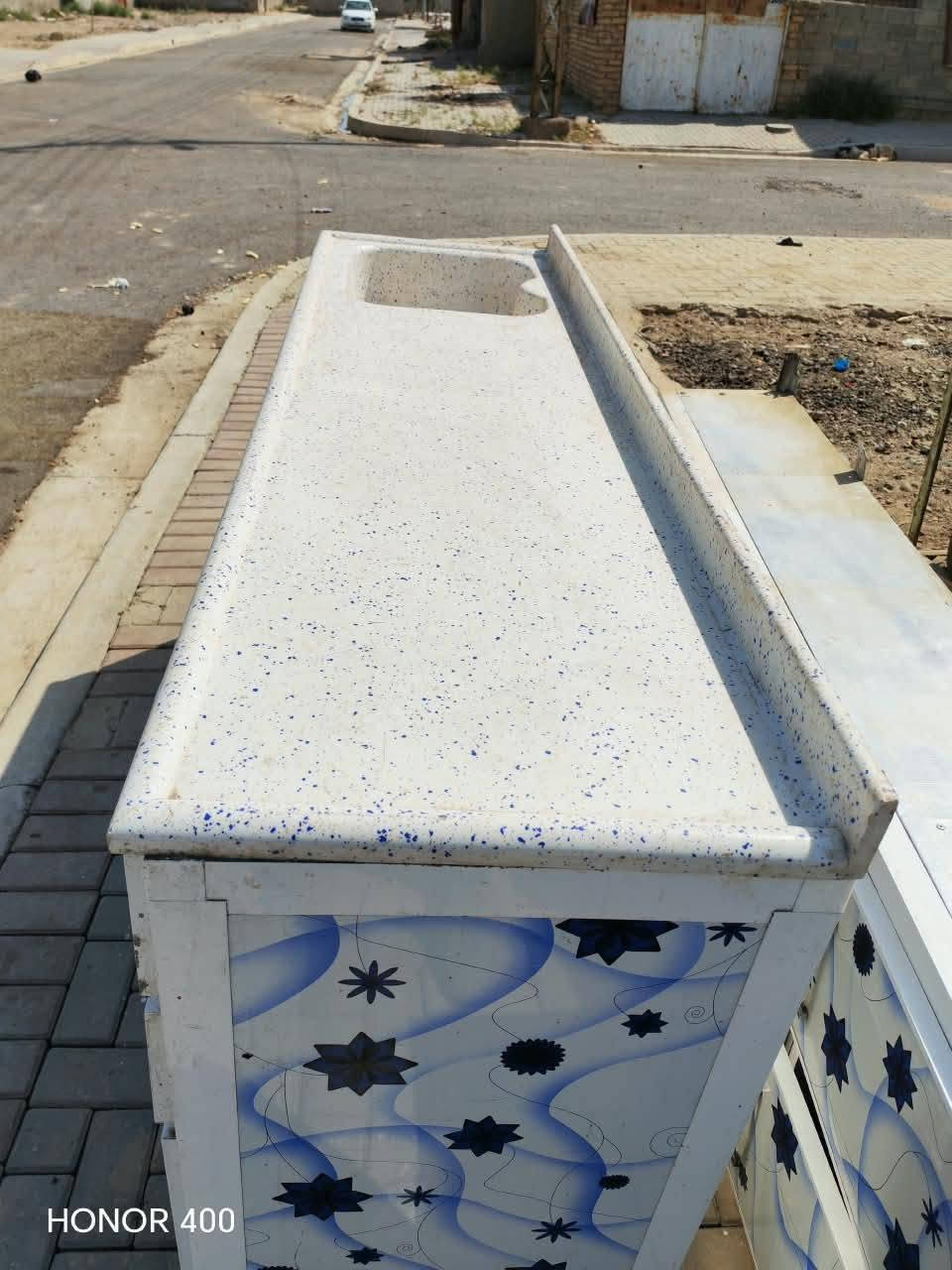 البيع.       كاونتر نضيف كلش بس نقص بيه رجلين.     بغداد الحسينيه راشديه رقم ***********

نص مكتوب في الصور:
- HONOR 400
