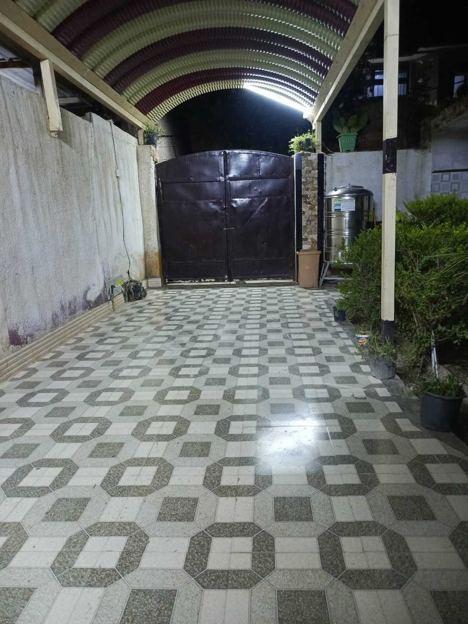 السلام عليكم دار للبيع مساحه 170 متر زراعي سند 25 بناء حديث ومناسب ع شارع المطار قرب محلات قاسم كمر بي قرفنوم3 ثنين جوه وحده فوك صاله ومطبخ ستقبال وصحيات داخليه وخارجيه كراج 9امتار وحديقه ع طول الكراج استفسار الاتصال *********** 📞
