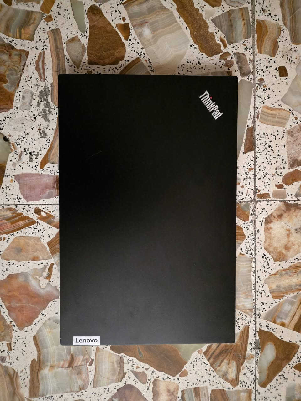 السلام عليكم.. للبيع لابتوب لينوفو (Lenovo) بمواصفات قوية جداً (جيل 11)، اللابتوب ينفع للدراسة، الشغل المكتبي، والبرامج الهندسية والتصاميم.
📌 المواصفات:
🔹 الموديل: Lenovo E15 Gen 2
🔹 المعالج: Intel Core i7 - 1165G7 @ 2.8GHz (الجيل الحادي عشر) 🚀
🔹 الرام: 16 GB DDR4 (حجم ممتاز لكل استخداماتك) 💾
🔹 الهارد: 512 GB SSD (سريع جداً بالإقلاع ونقل البيانات) ⚡
🔹 كارت الشاشة: Intel Iris Xe Graphics 🎮
🔹 الشاشة: 15.6 أنج بدقة FHD (1920X1080) شاشة واضحة جداً 🖥️
🔹 النظام: Windows 11 Pro أصلي 🪟
🔹 الملحقات: شاحن أصلي نوع تايب سي (Type-C) بقدرة 65W 🔌
💰 السعر: 550 ألف دينار عراقي.
📍 المكان: بغداد.
📞 للتواصل والاستفسار: *********** (اتصال أو واتساب)
اللي يعجبه يراسلني أو يتصل وبخدمتكم.
