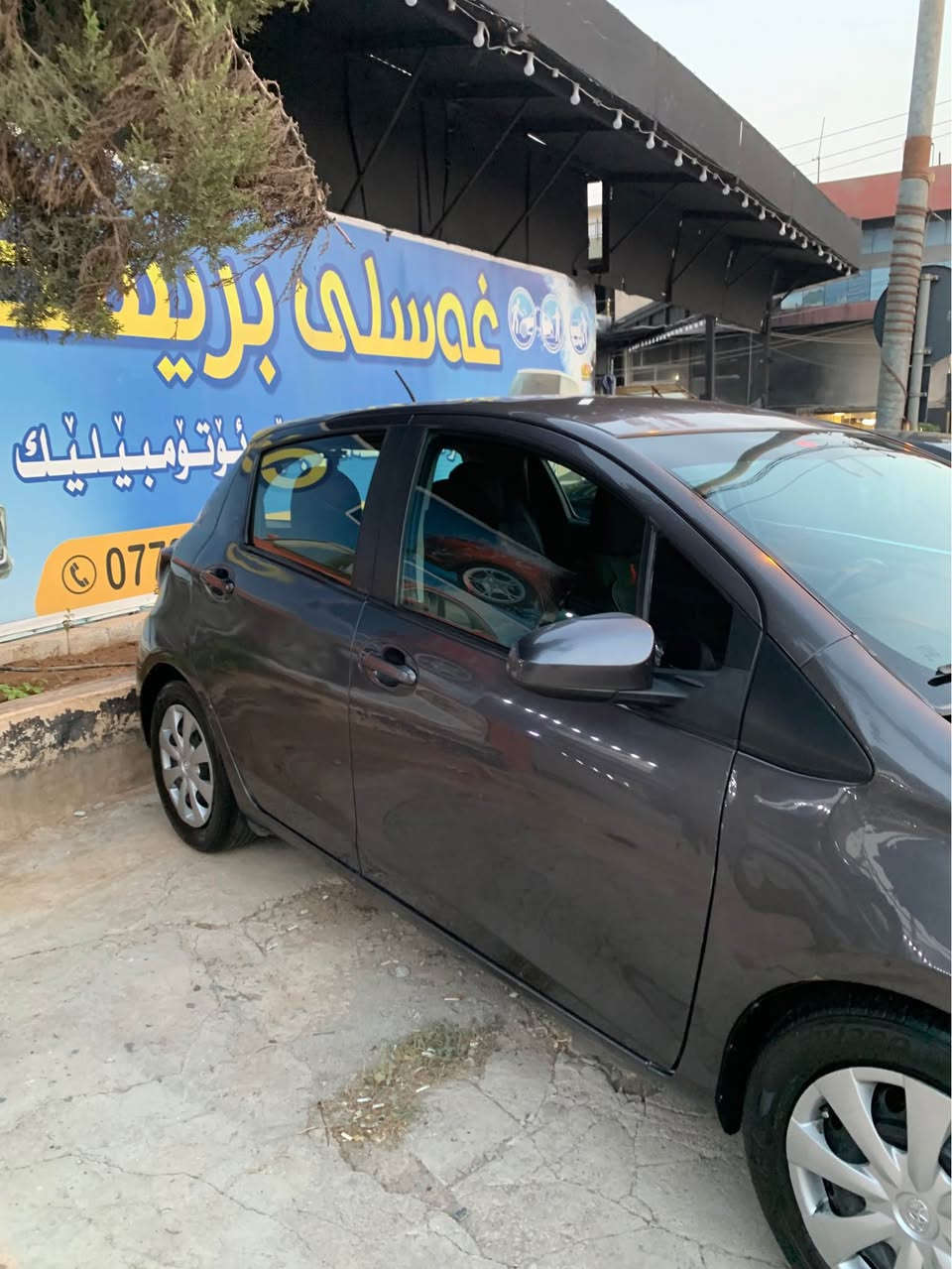 تۆیۆتا یارس 2017 ماڵی دۆستە و بێ مەصڕەف و تەبرید لەسەر سویچە 
تەحەکوماتی سەر سوکان و ڕادارە و بلوتوز و شاشە لەمس و تازەیە تەنها کەمێ کاڵ بوونەوەی هەیە و سێ پارچەی بۆیاخە 
بەنزین زۆر کەم ئەخوات ماشاء الله سەیارەکی ڕێک و پێکە مالێ دوستە 
شوێن سلێمانی 
ژمارە تەلەفون : ***********
نرخی 78 وەرەقەیە السليمانية, العراق
