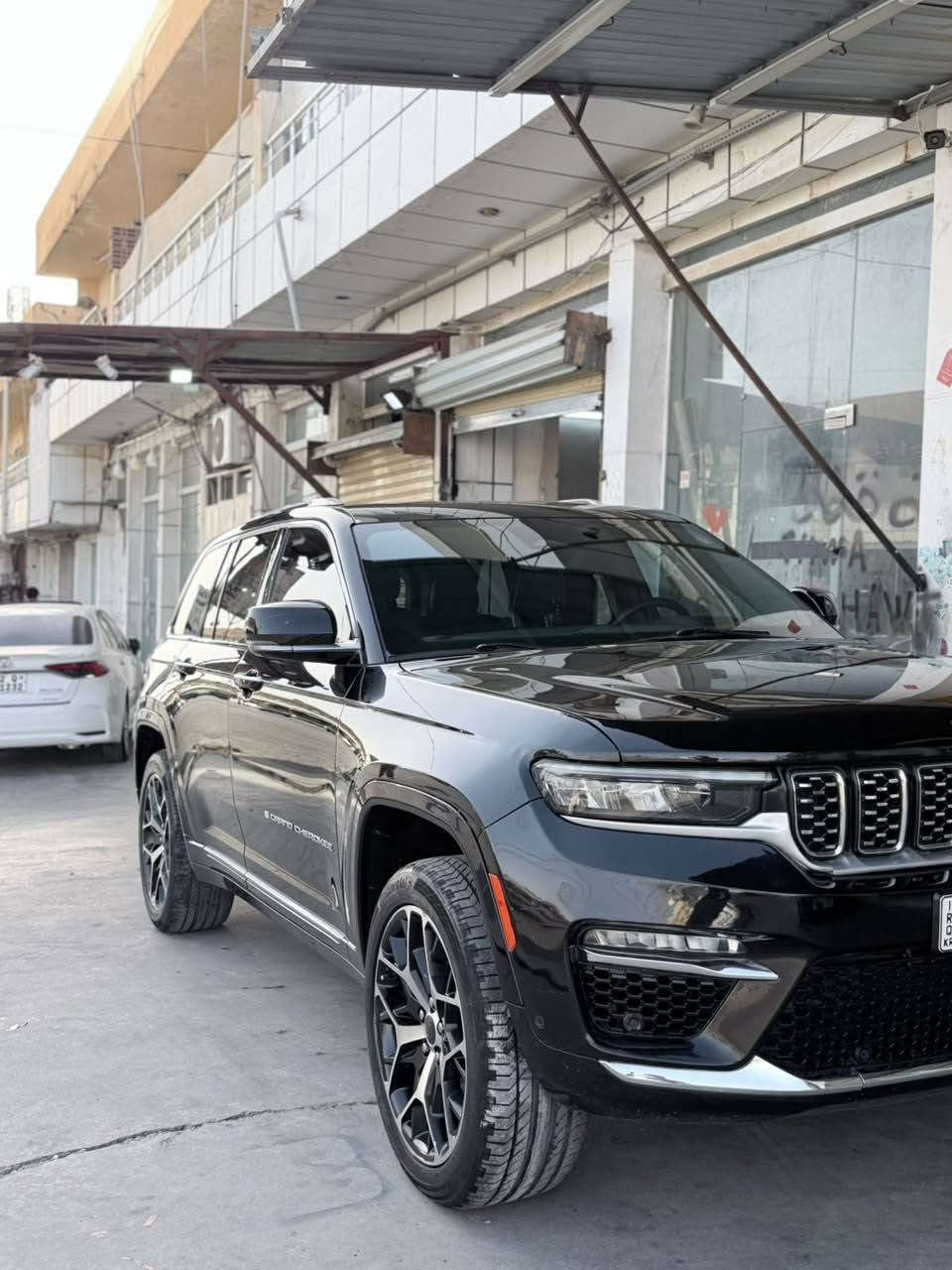 jeep grand cheroke summet 2023 
سەیارەکە فول مواسەفاتا
ڕاداری پێشەوەو تەنیشتەکان 
کامیرە ٣٦٠ 
داتاشۆ 
هەمو کوشنەکانی ساردو گەرمن 
دو کوشنی پێشەوە مەساجە 
سێ مۆد کوشن خەزن 
گێڕ ماوس 
دەبڵ ئەکسل و دەبەڵ هەوای
چوار شاشە 
برێک بەسمە
*********** 
پانۆ ڕاما
بەسمەو شەخال
ئاوێنە شەفت و کارەبای و ڕادار  
سندوق شەفت و شاپ
مەکینەی شەش پستۆن 
بۆنیتو چاملخی سەیاق پێشەوە گۆڕاوە 
چوار تایەی لۆکی لە ژێرە
مەکینە ٦ پستۆنی بێ تۆڕبۆ 
سحری ٣٦٠ محامەلە

2023 (Jeep Grand Cherokee Summit
 المحرك: 6 سلندر (بدون توربو)
 حالة البودي: تبديل بونيد وجاملغ أمامي جهة السائق فقط.
 الإطارات: 4 إطارات جديدة (زيرو).
أبرز المواصفات (فول مواصفات):
 الشاشات والعرض: 4 شاشات، شاشة عرض على الزجاج (داتاشو / Head-Up Display).
 المقاعد: جميع المقاعد تبريد وتدفئة، المقعدين الأماميين مساج، ذاكرة حفظ وضعية المقاعد (3 أوضاع).
 القوة والتحكم: جير ماوس، دبل أكسل، هيدروليك (دبل هوائي).
 أنظمة الأمان والرادار: رادار أمامي وجانبي، رادار على المرايا الجانبية.
 الكاميرات: كاميرا 360 درجة.
 الأبواب والصندوق: تشغيل بصمة، تشغيل عن بُعد (شغال)، صندوق كهربائي (شفط وشاب)، مرايا جانبية كهرباء وشفط، بريك بصمة.
 السقف: بانوراما.
 السعر: 360 ورقة ($36,000) وقابل للمعاملة.
 رقم الاتصال: *********** أربيل, العراق
