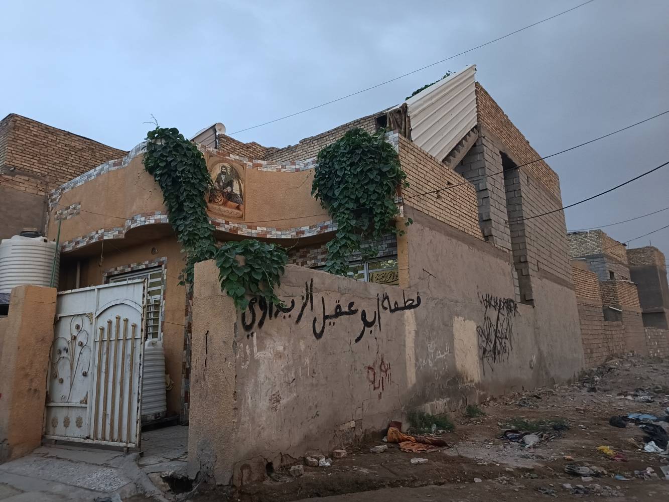 ورا السجه • ٢٠٠م • غرفتين